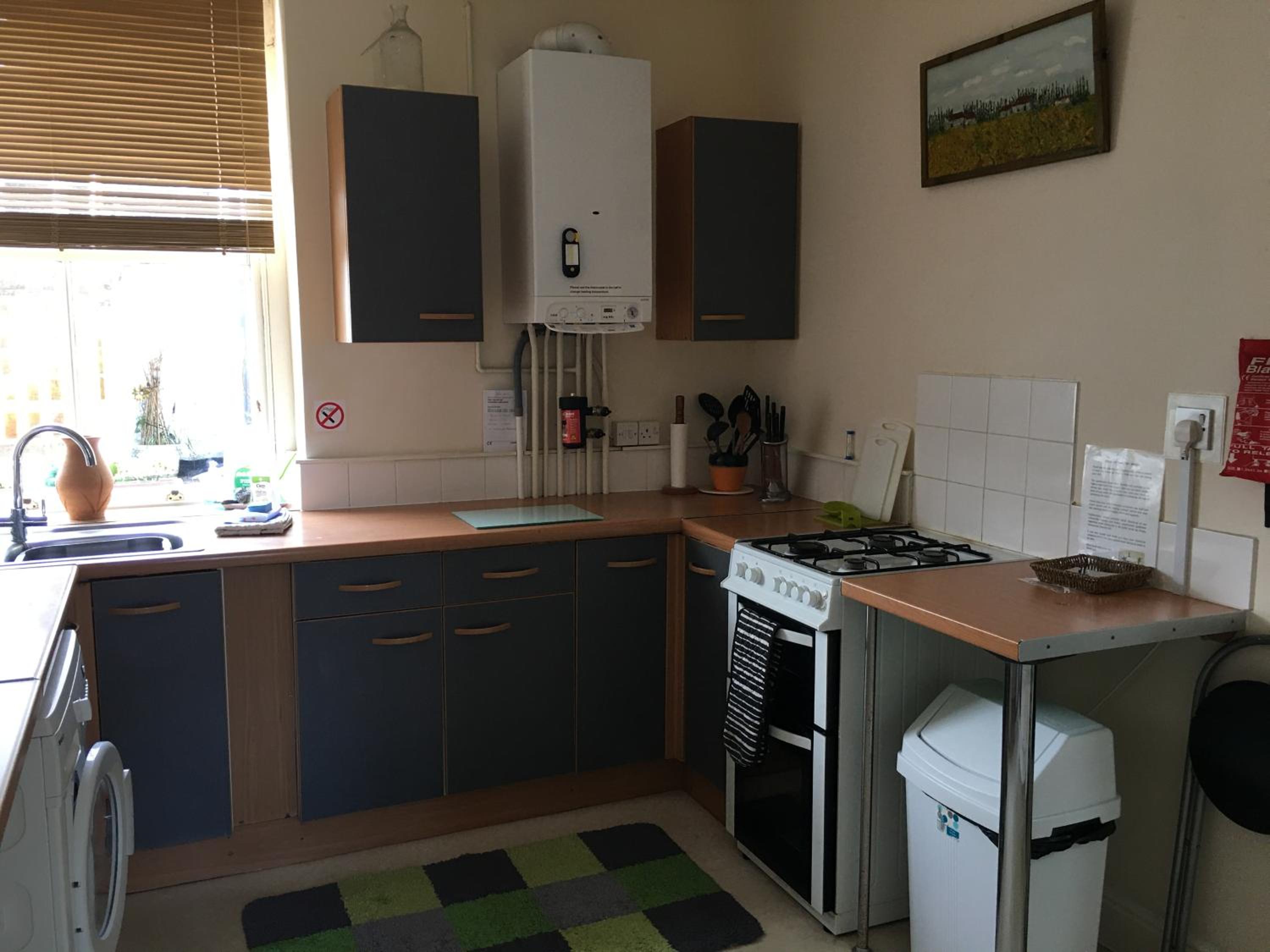 Homely 2- bed apartment -Ground Floor-Sleeps 4 view 4