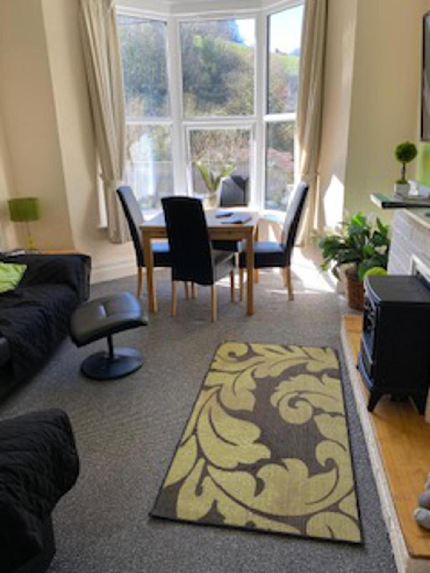 Homely 2- bed apartment -Ground Floor-Sleeps 4 view 2