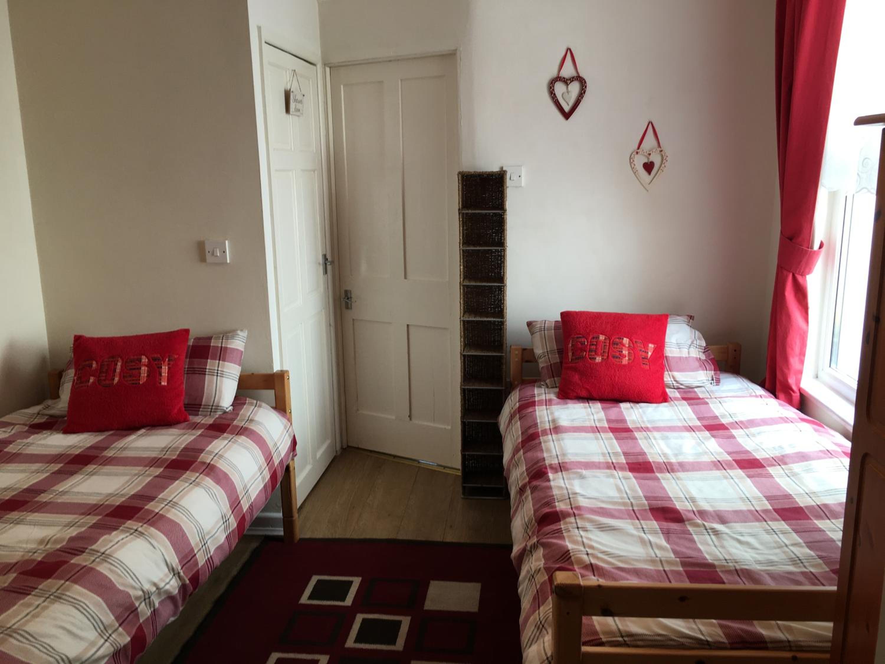 Homely 2- bed apartment -Ground Floor-Sleeps 4 view 5