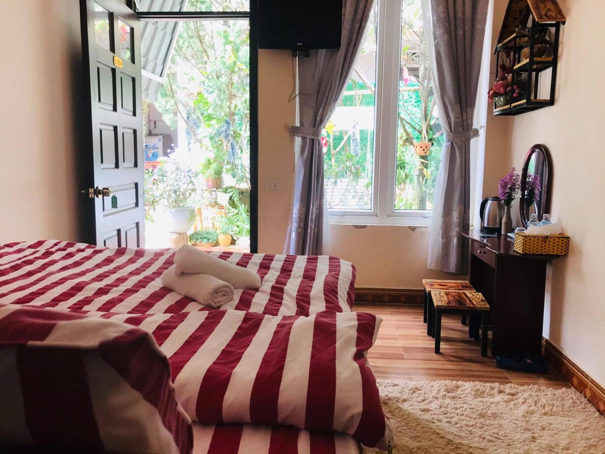 Homestay Vườn Tùng view 2