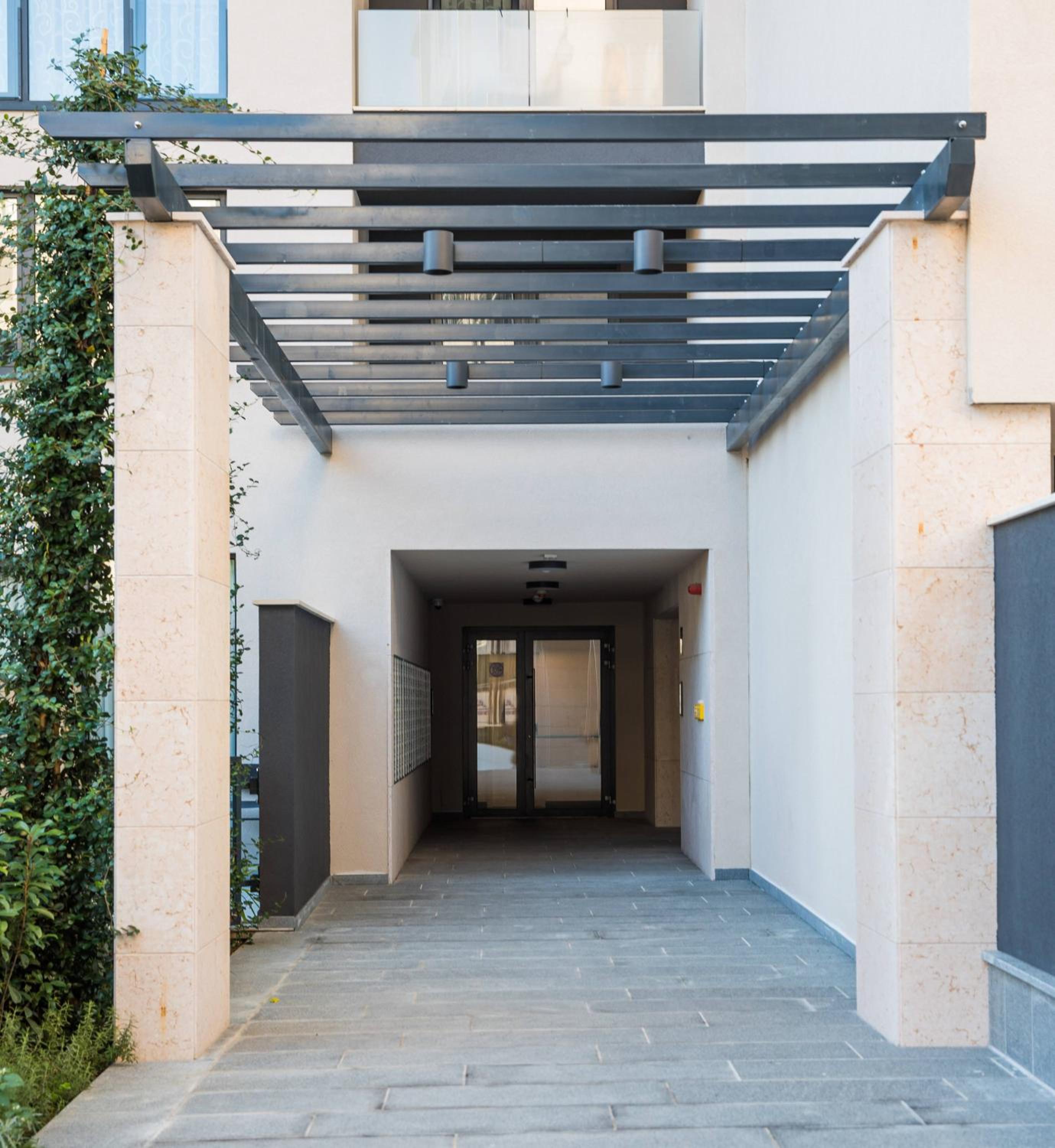 Hotel Downtown Oasis - Image 1