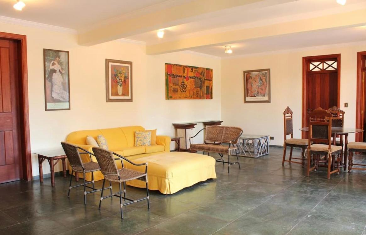 Aconchegante e ampla casa na Granja Viana