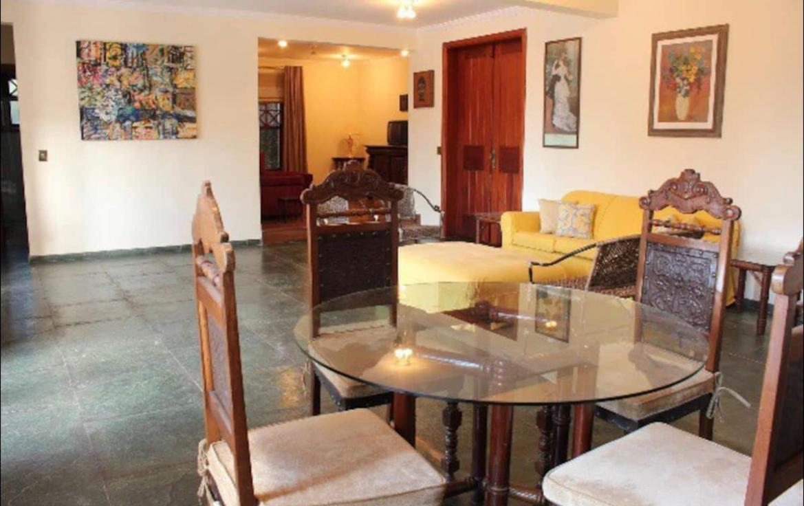Aconchegante e ampla casa na Granja Viana