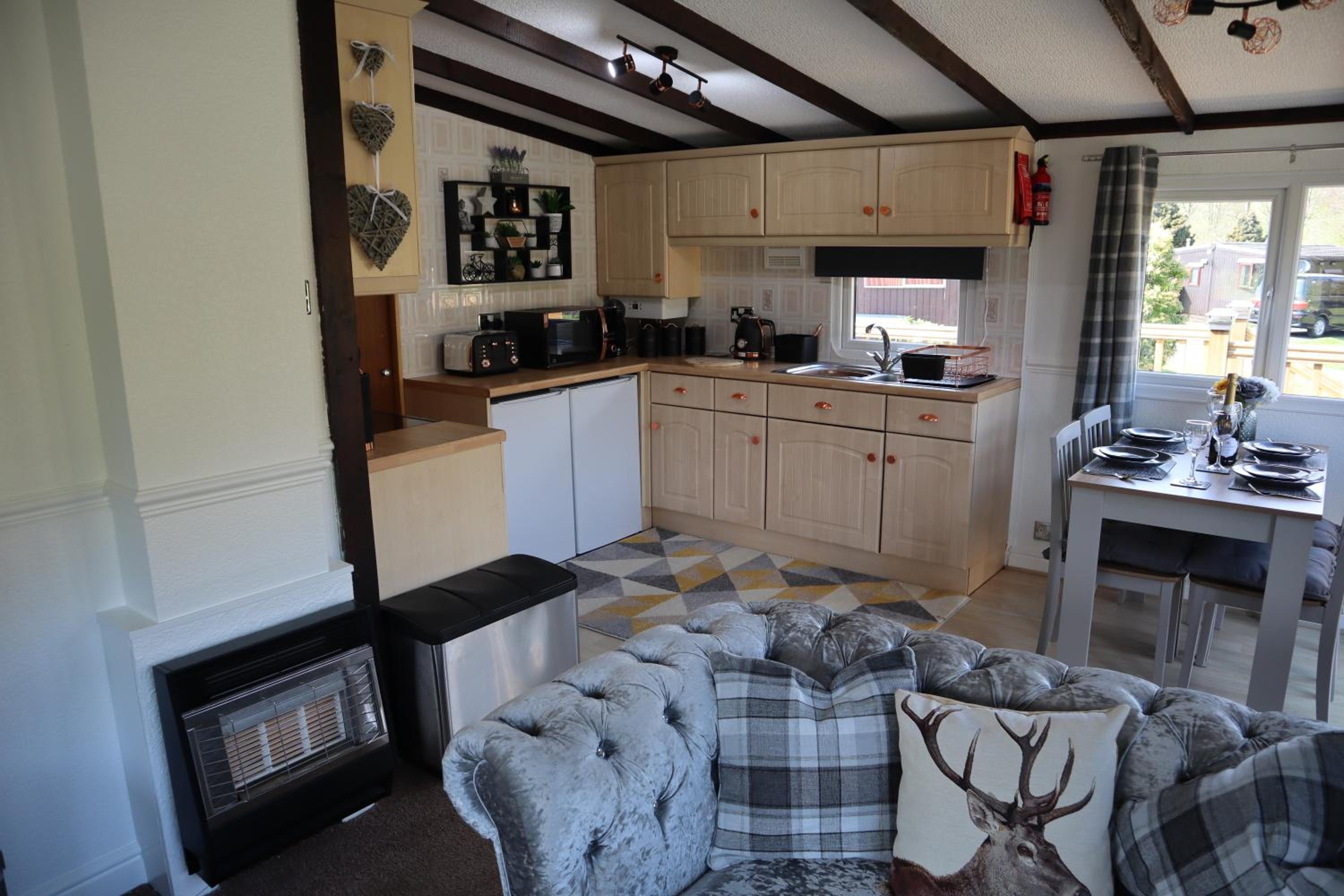 HEDDFAN, Luxury 3 bedroom timber lodge, Now with WiFi, Caer Beris Holiday Park, Builth Wells, SORRY NO TRADESMEN OR CONTRACTORS ALLOWED view 5