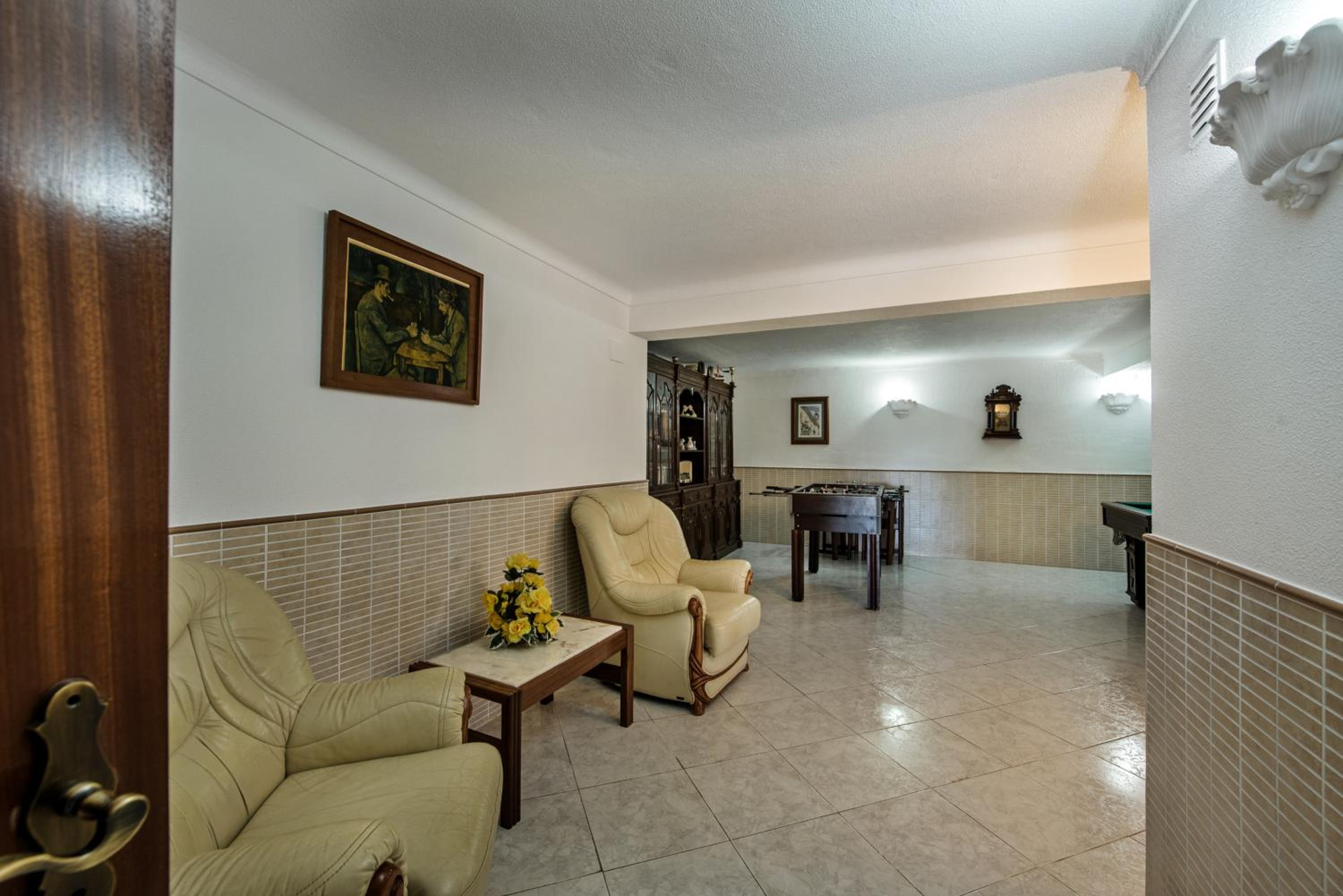 Spacious 5BR Family & Group Villa with Private Pool & Games Room view 3