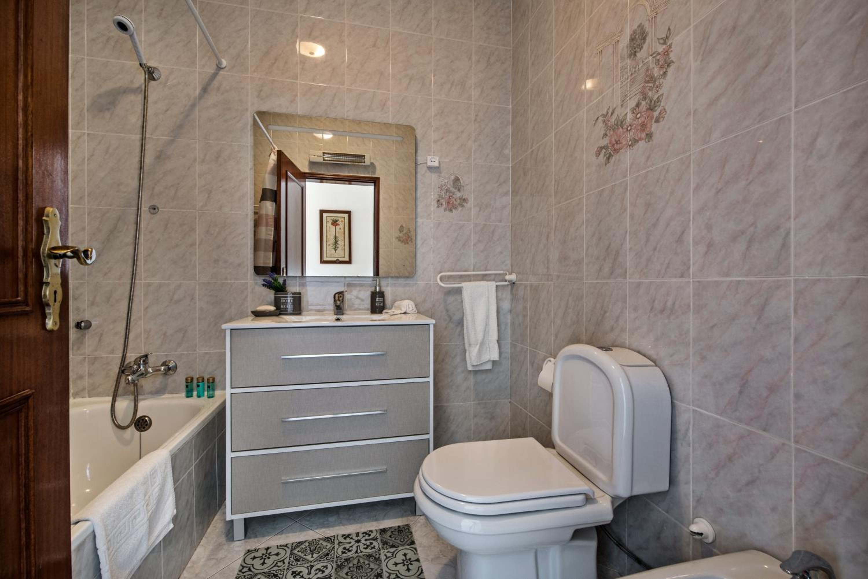 Spacious 5BR Family & Group Villa with Private Pool & Games Room view 5