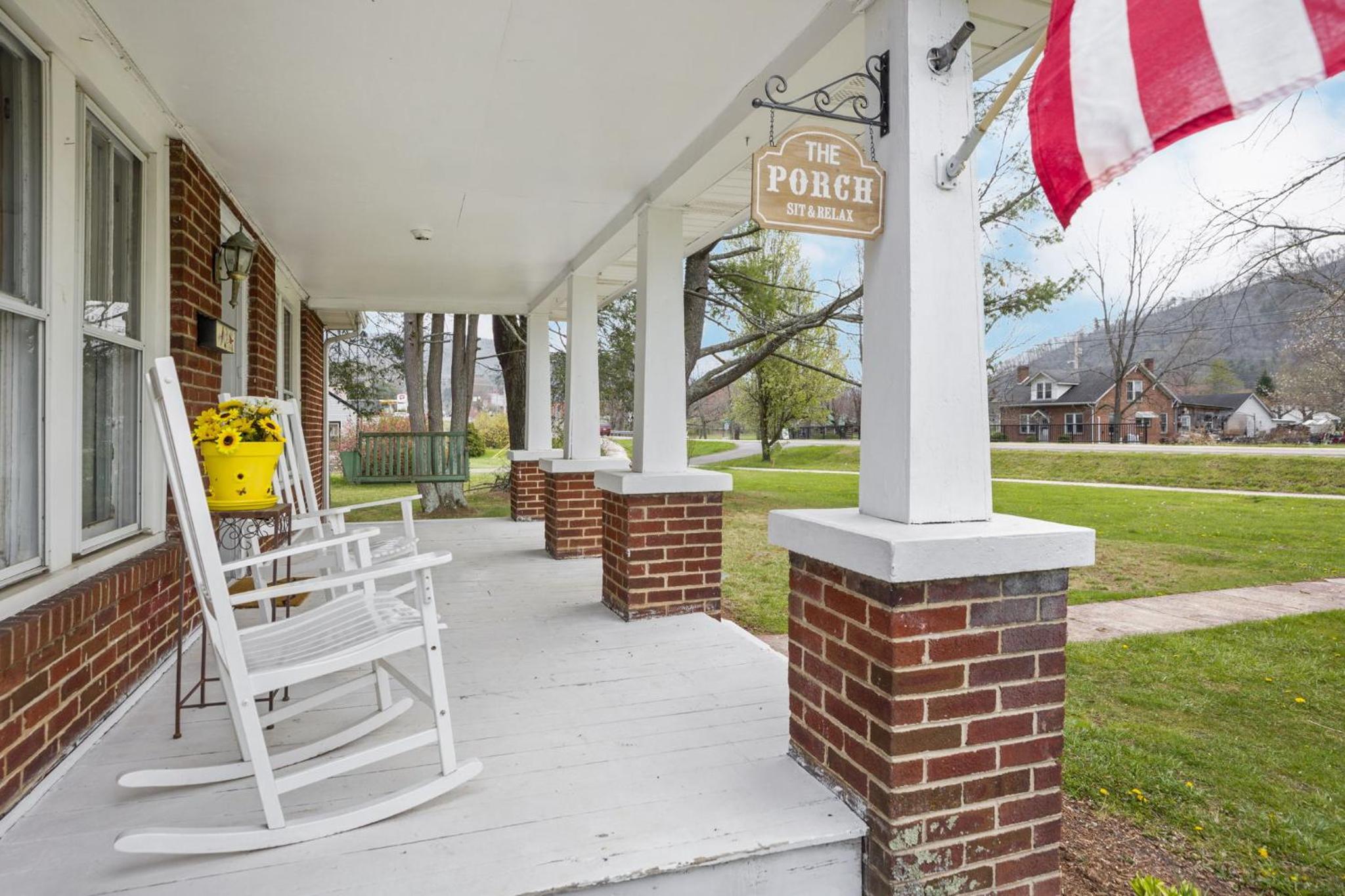 Charming 4 bedroom farmhouse with large backyard for entertaining view 3