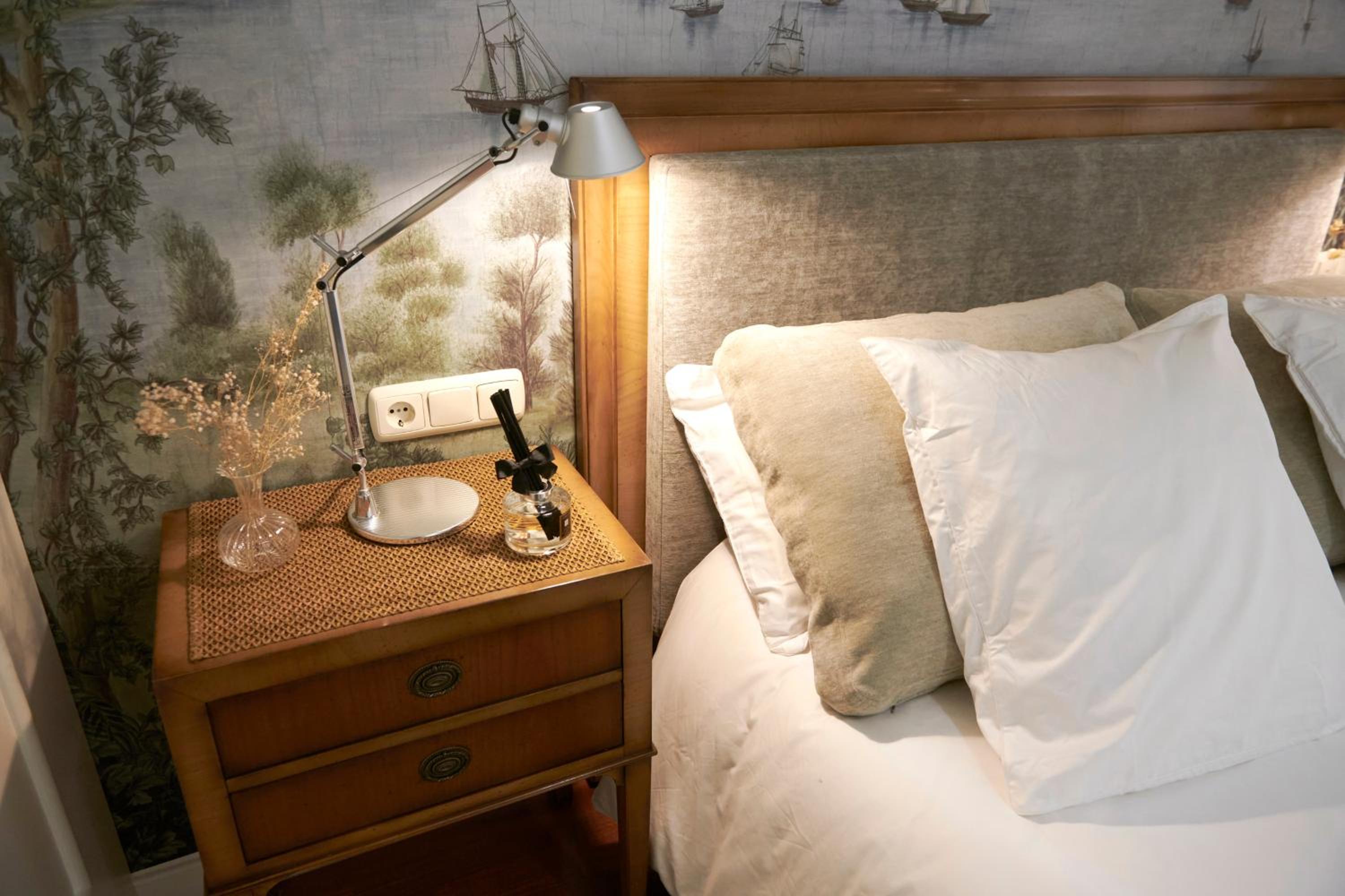 Deluxe Apt-Views to historic Maria Cristina Hotel