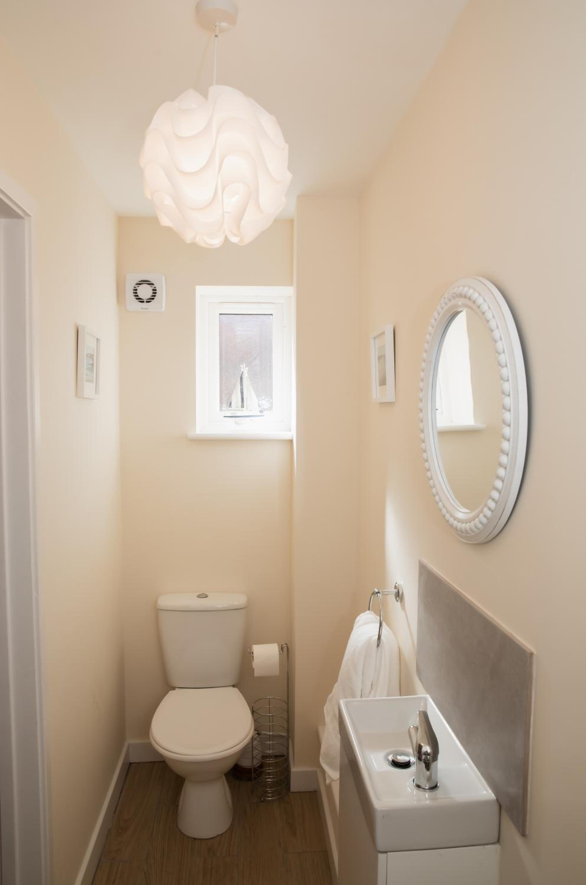 Lovely 2-bedroom Seaside Retreat with Free Parking view 5