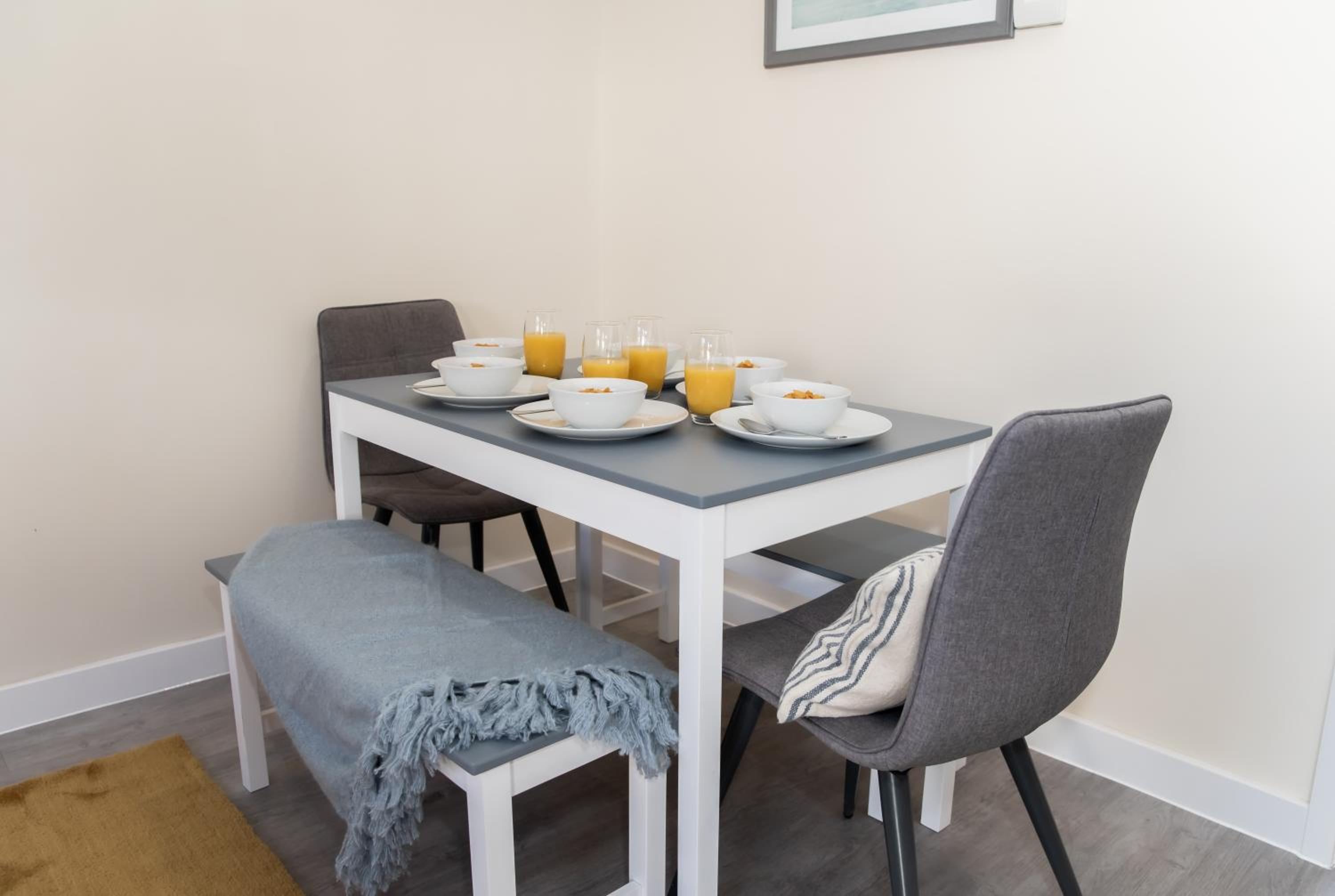 Lovely 2-bedroom Seaside Retreat with Free Parking view 3