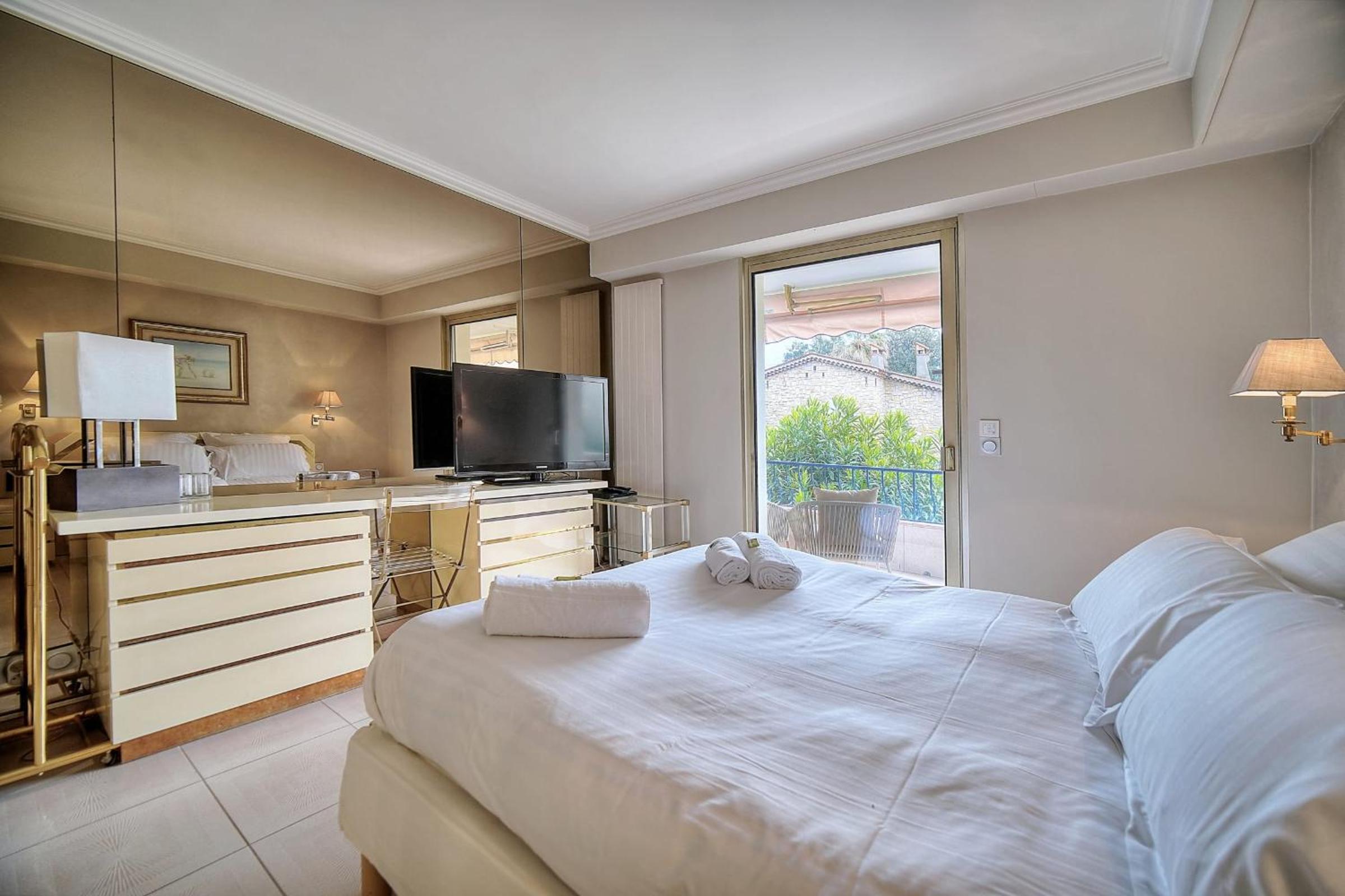 IMMOGROOM - 2 BR - Air conditioning - Wifi - Terrace - Common parking photo 4
