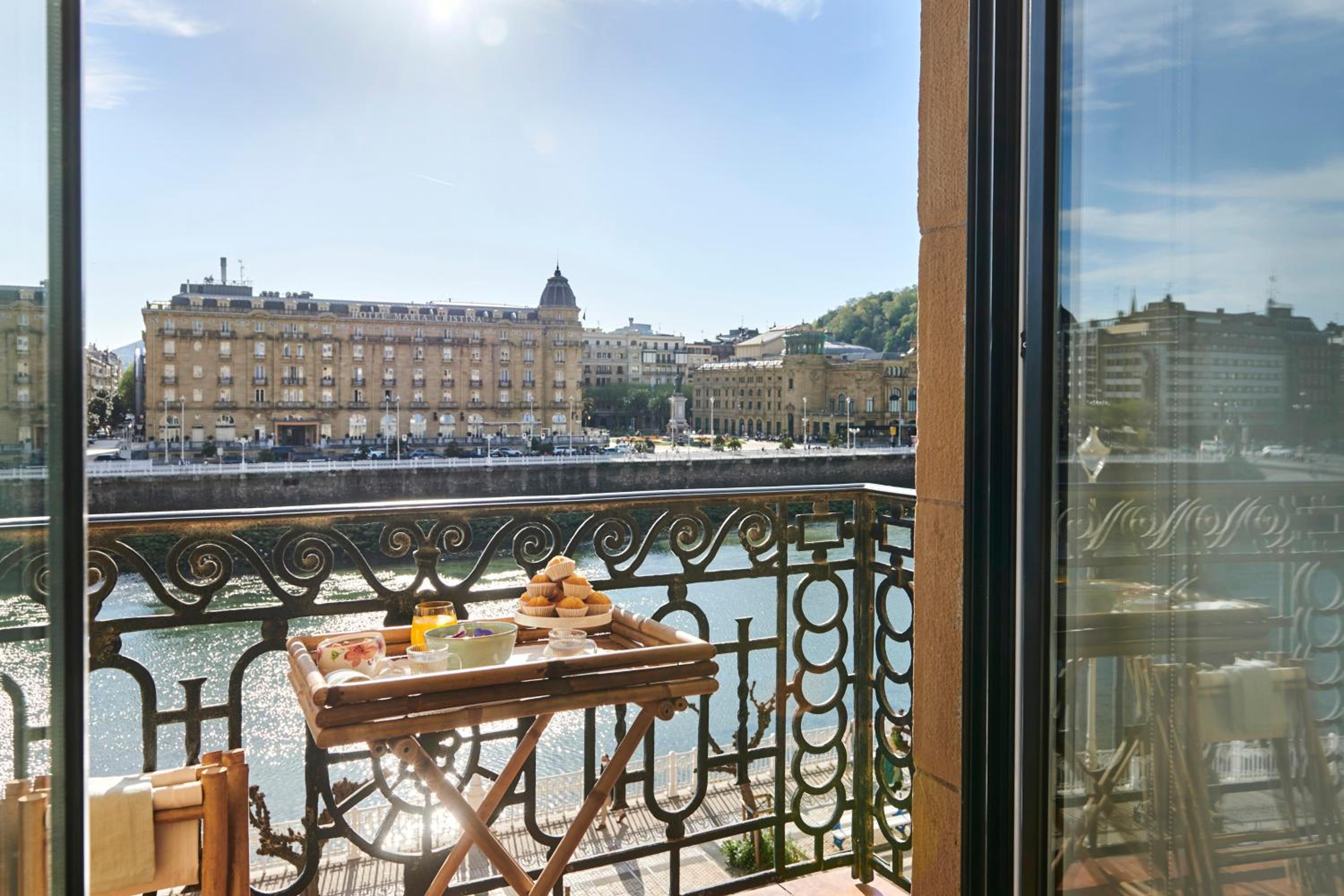 Deluxe Apt-Views to historic Maria Cristina Hotel