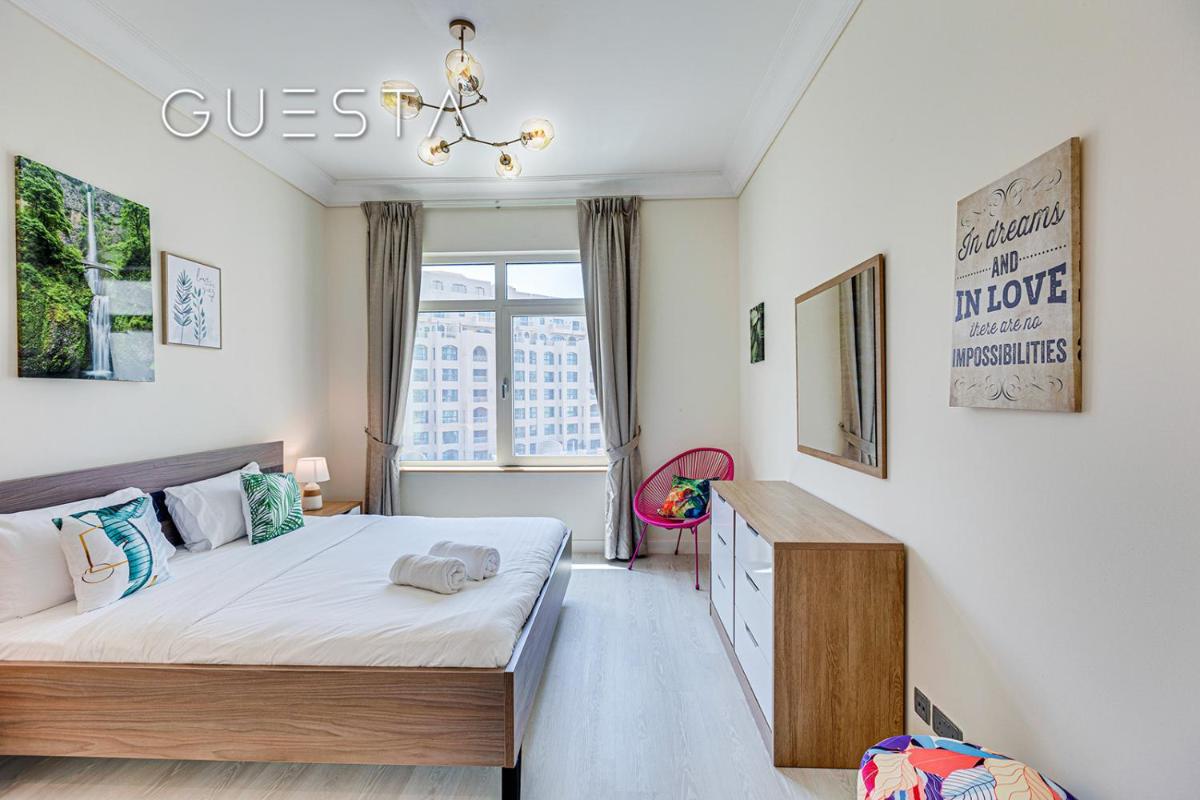 Shoreline The Palm, Free beach & pool access