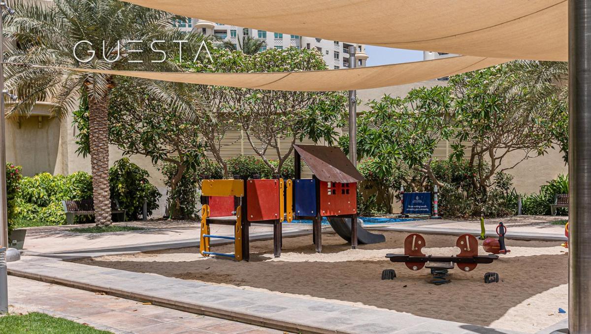 Shoreline The Palm, Free beach & pool access
