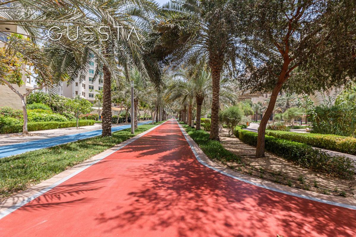 Shoreline The Palm, Free beach & pool access