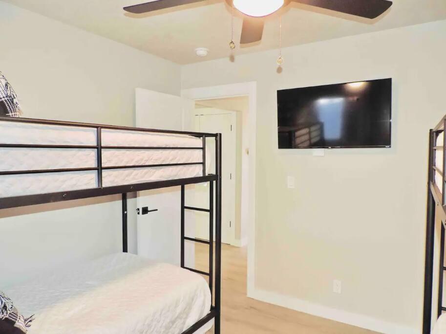 Modern getaway! Relax, bike, hike, and shred! view 2
