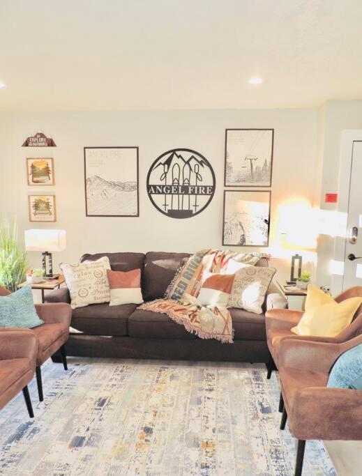 Modern getaway! Relax, bike, hike, and shred! view 4