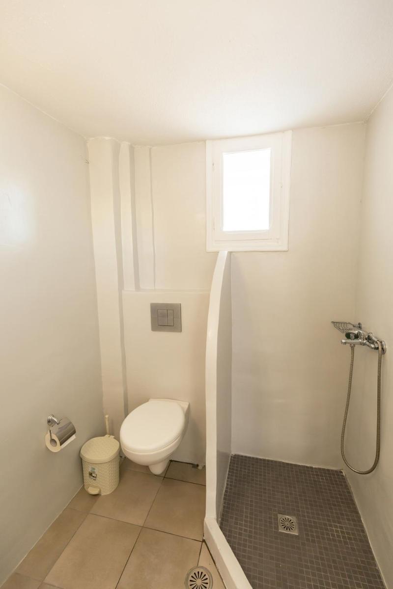 Sfiga villas en Perissa — bathroom