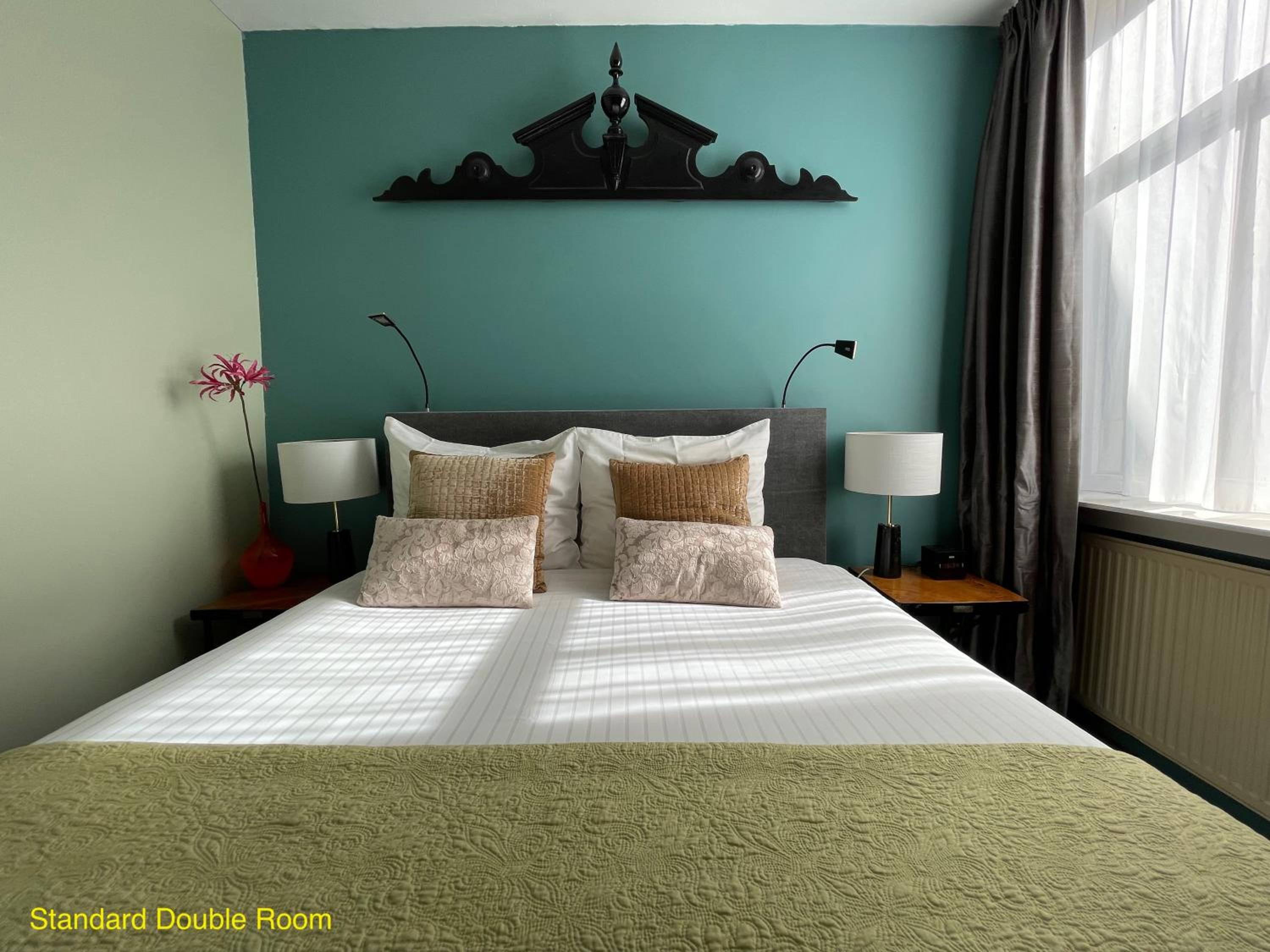 Décor Canal House
