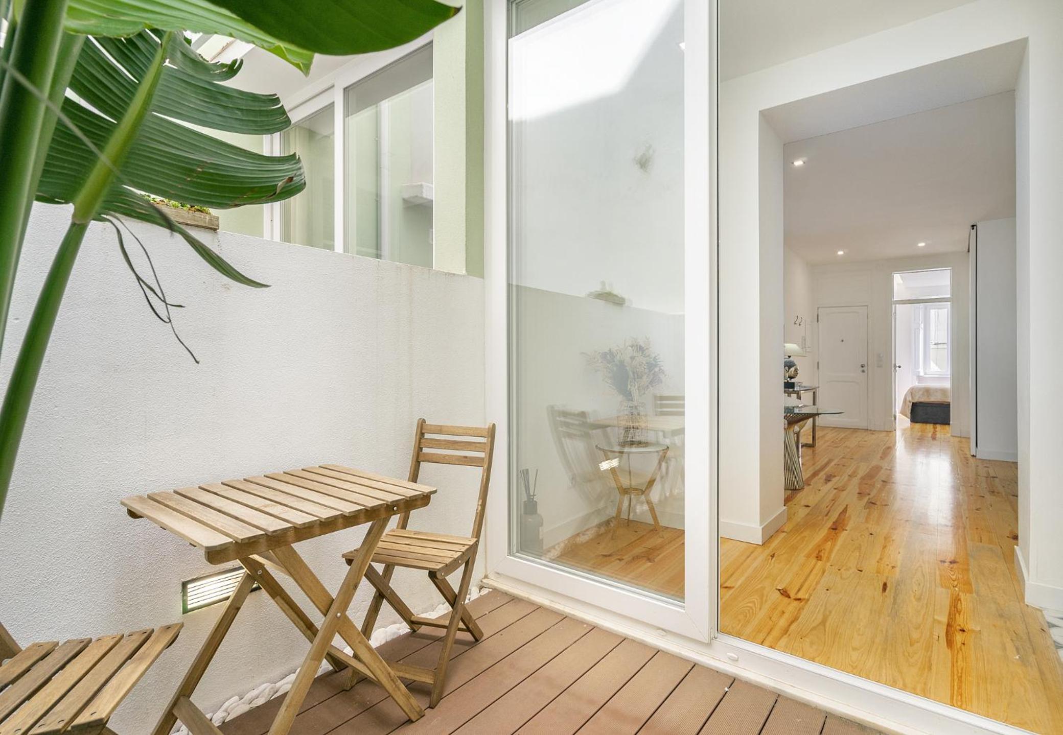 WHome Chic 1-bed w/ Patio perfect to explore Lisbon view 5