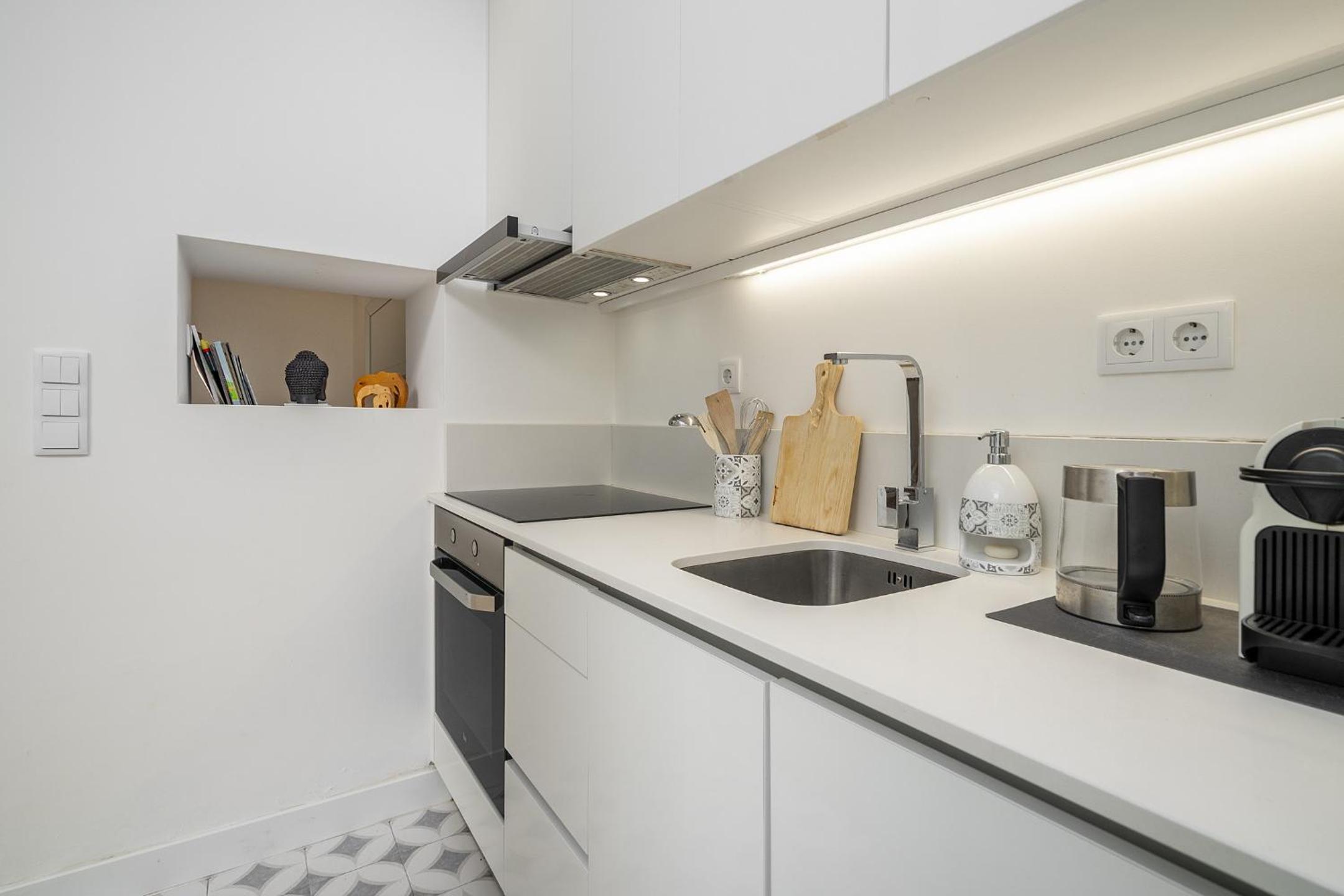 WHome Chic 1-bed w/ Patio perfect to explore Lisbon view 3