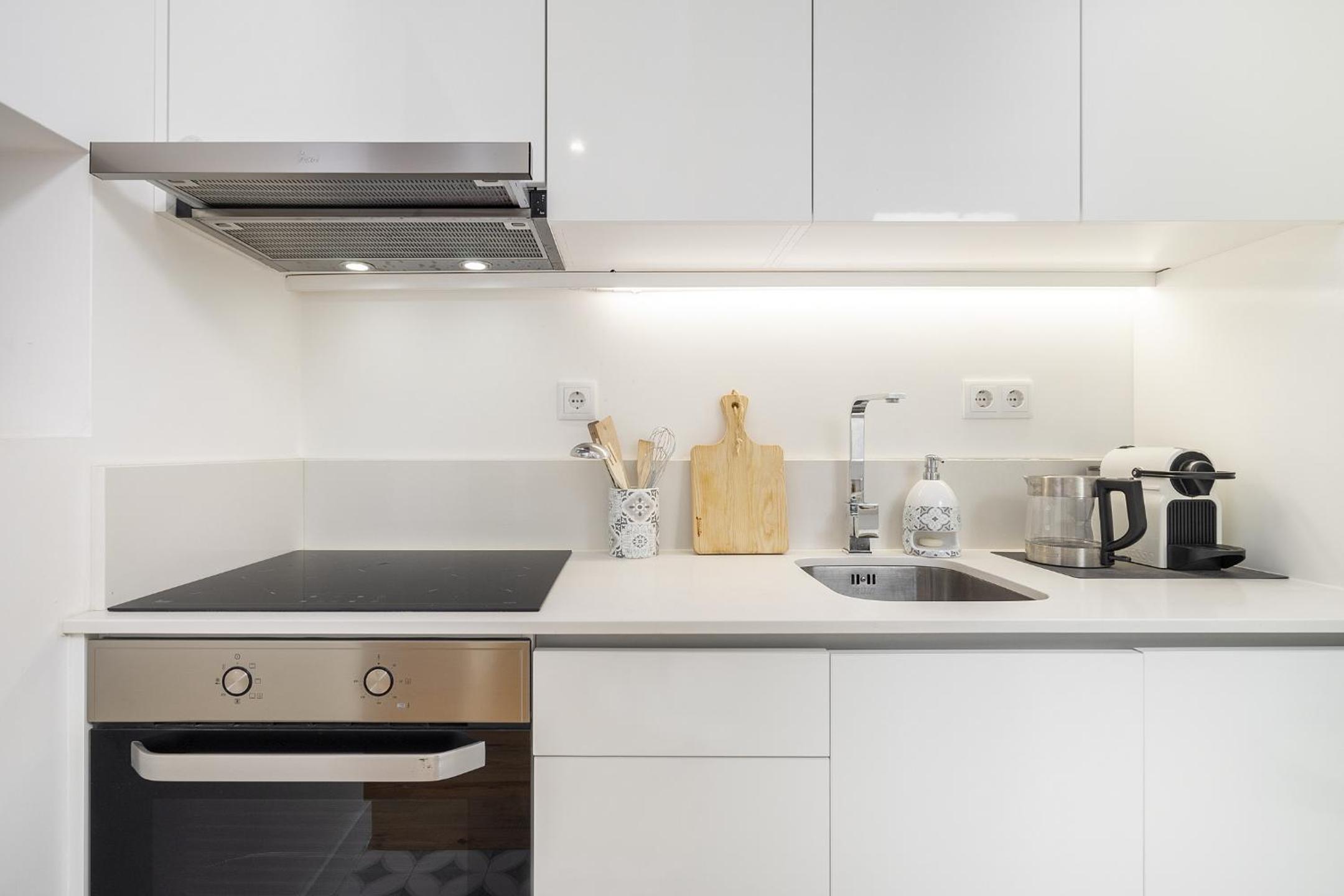 WHome Chic 1-bed w/ Patio perfect to explore Lisbon view 2