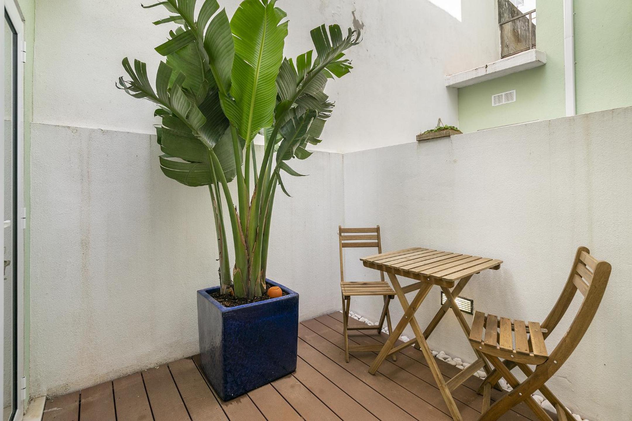 WHome Chic 1-bed w/ Patio perfect to explore Lisbon view 4