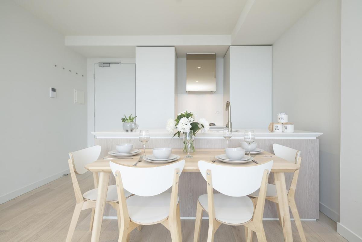 EQ Tower Modern Apartments Melbourne Central CBD