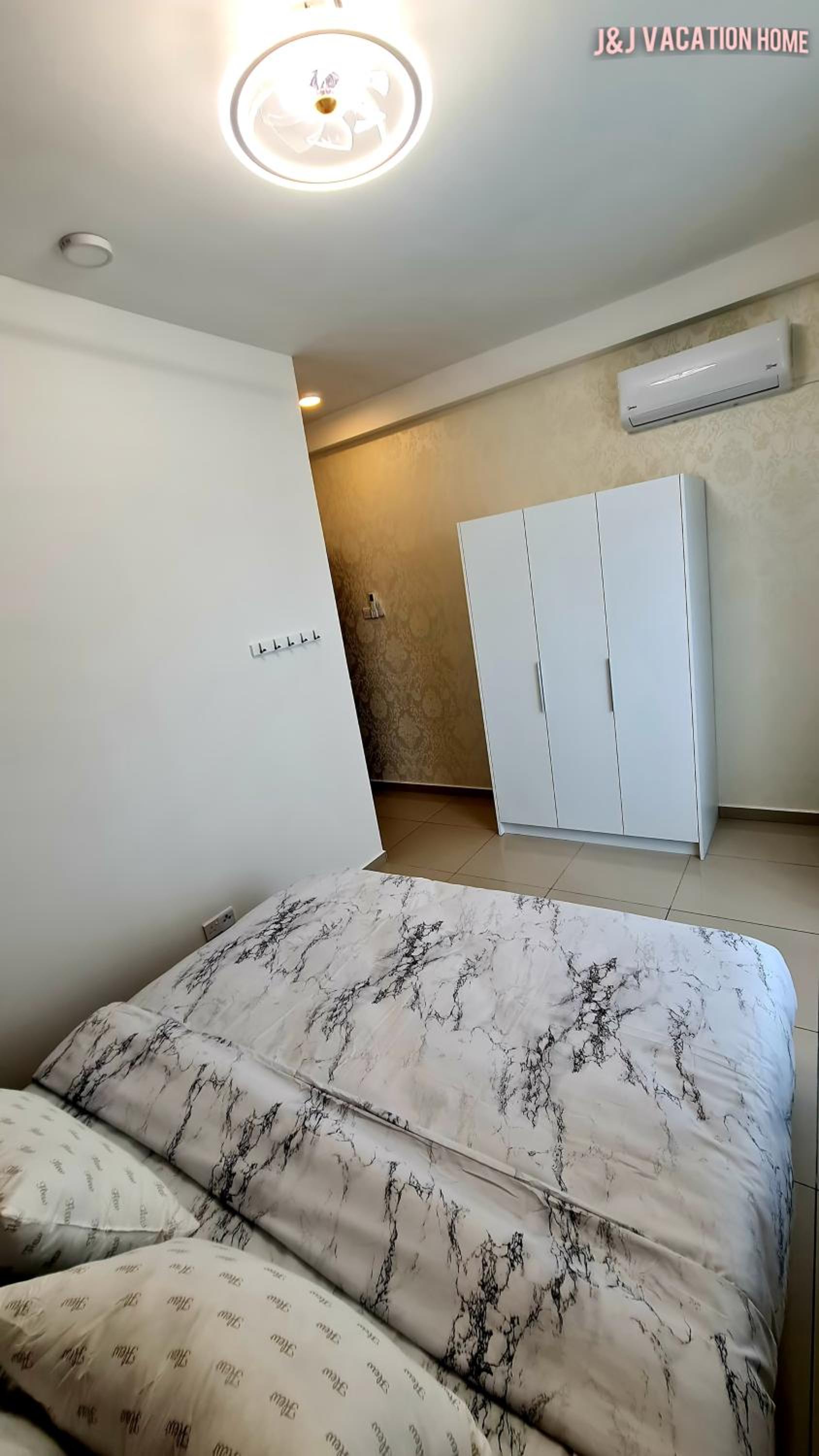 J&J Vacation Home@Novo8 Residence photo 6