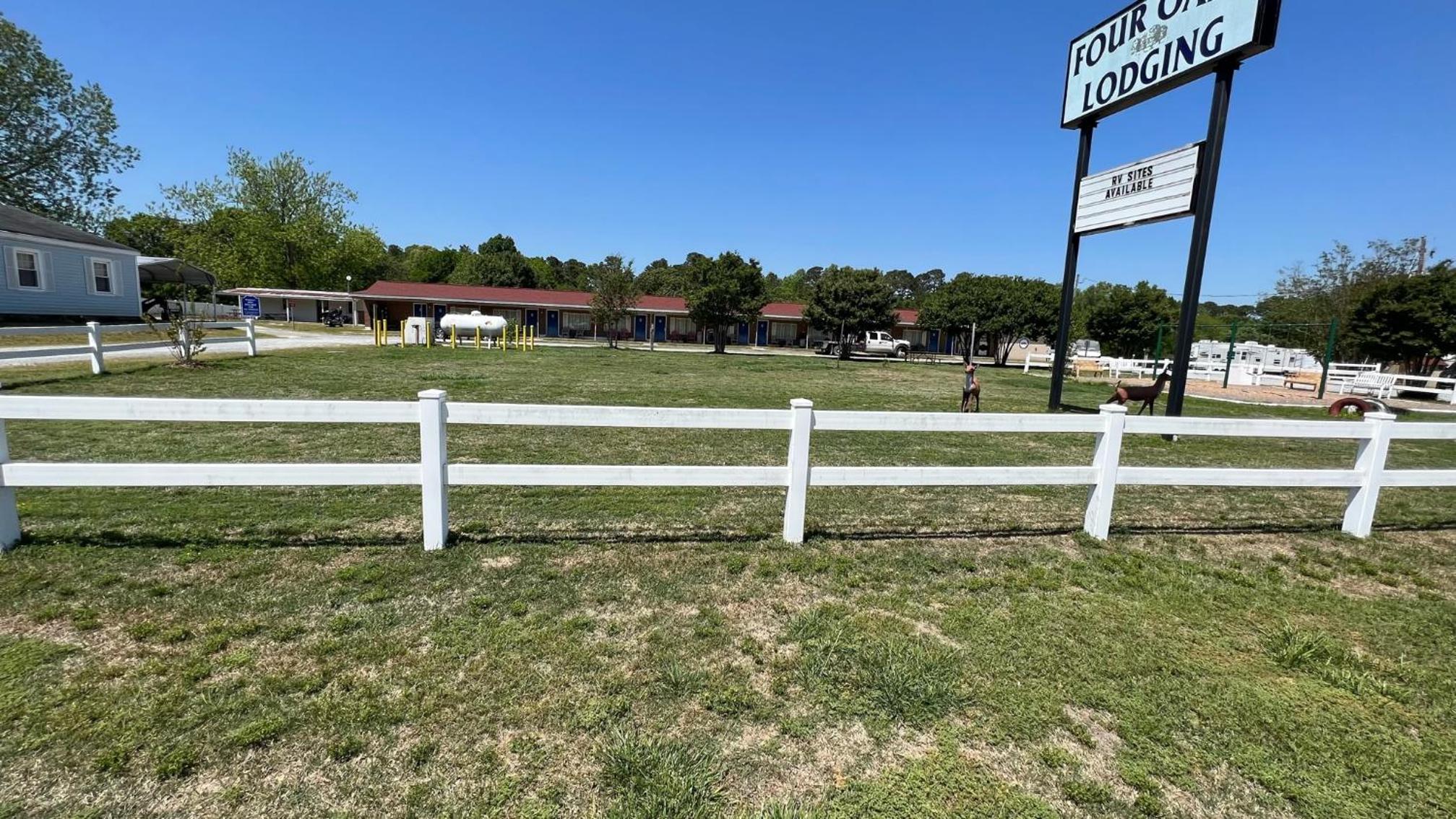 Four Oaks Lodging