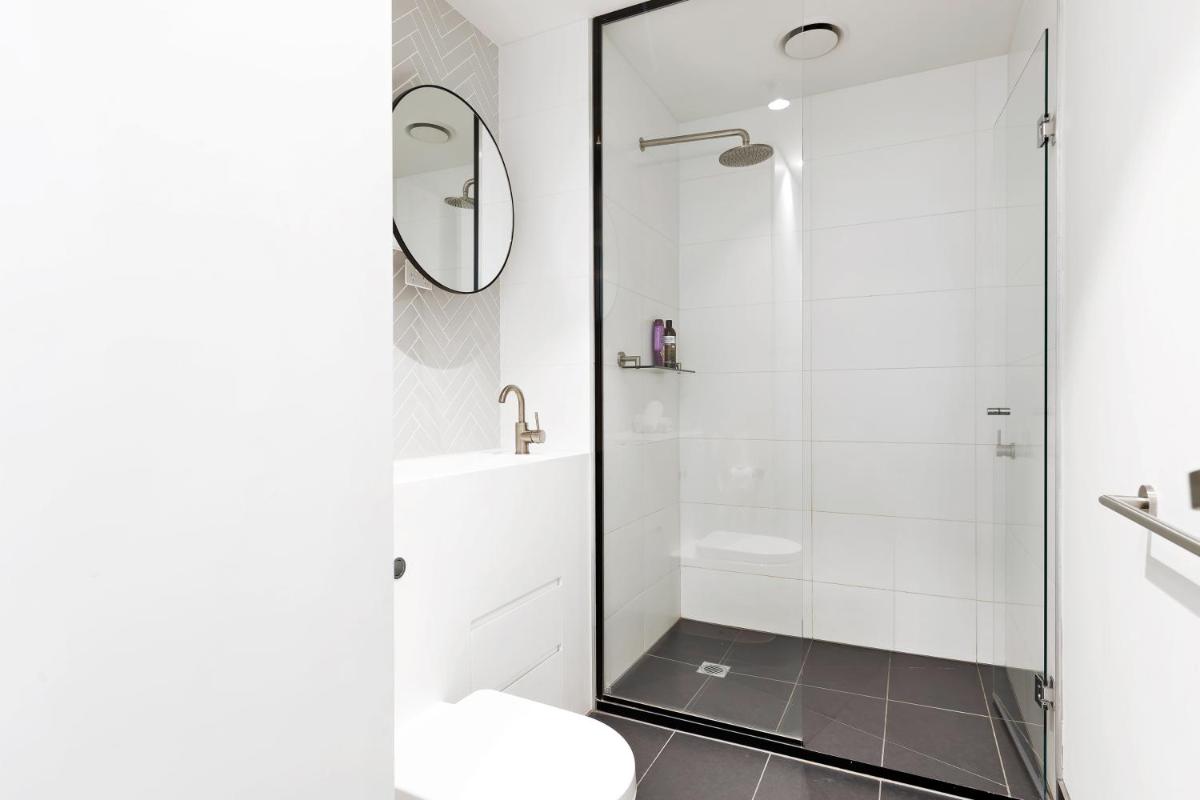 EQ Tower Modern Apartments Melbourne Central CBD