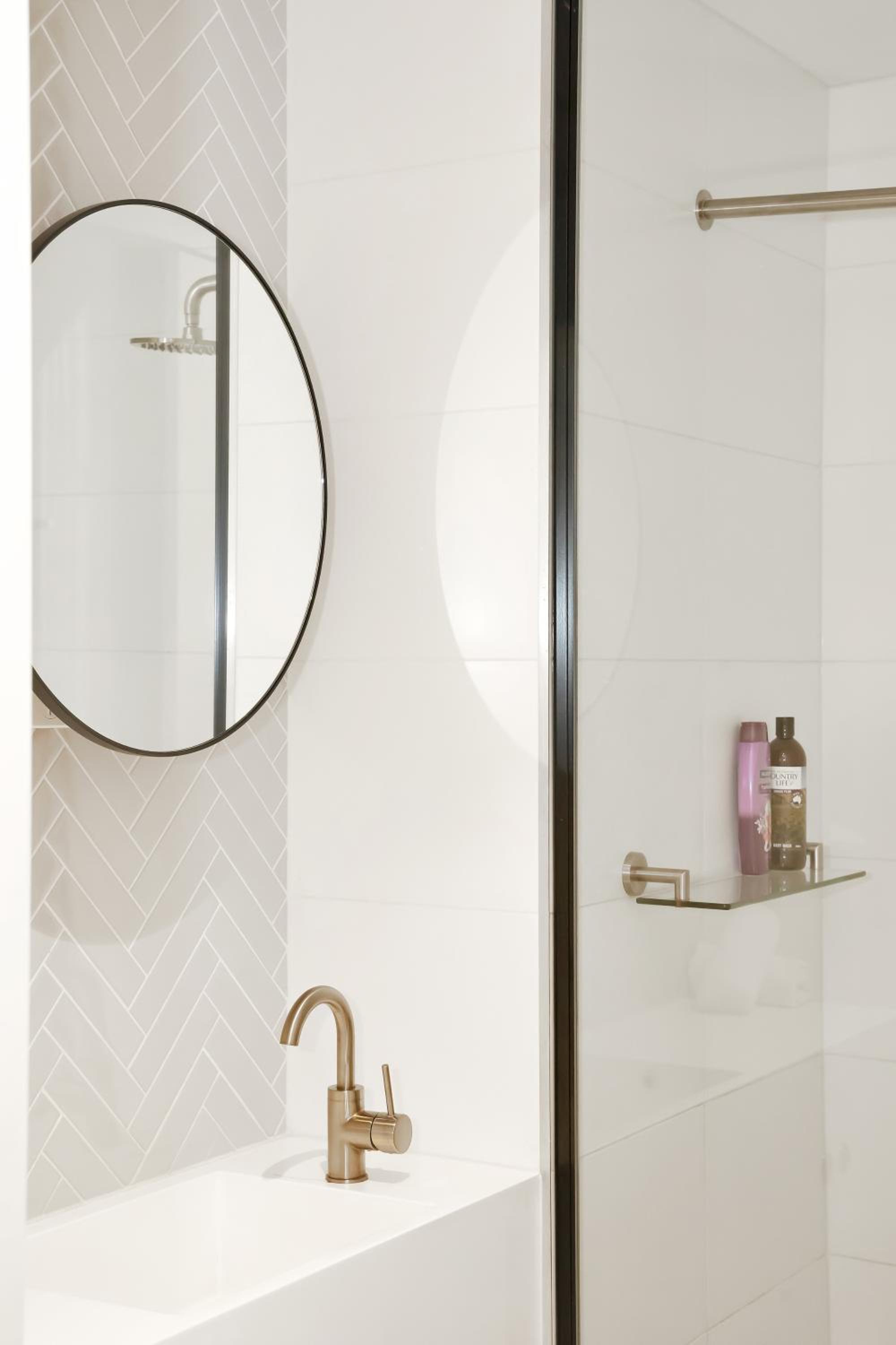 EQ Tower Modern Apartments Melbourne Central CBD