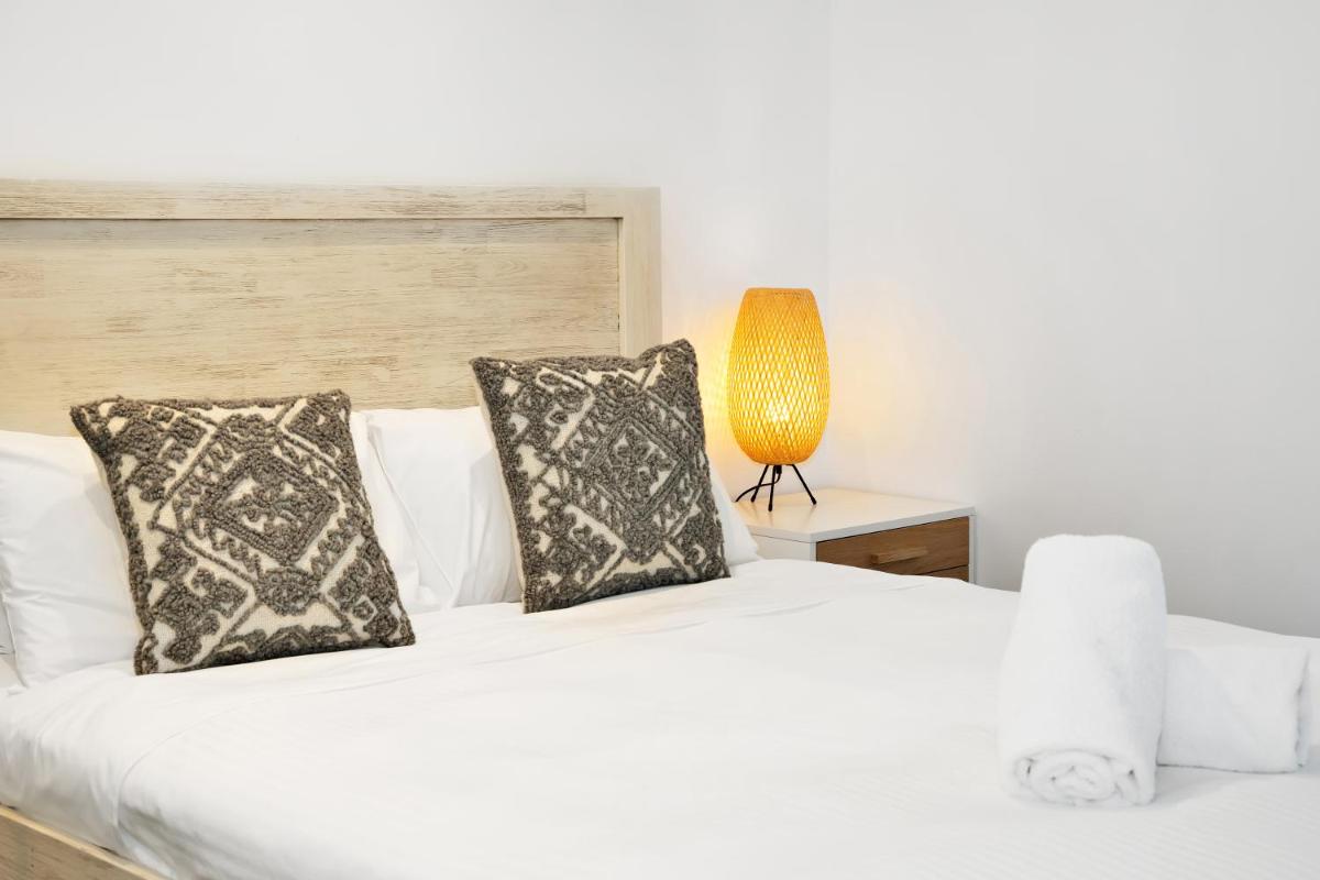 EQ Tower Modern Apartments Melbourne Central CBD