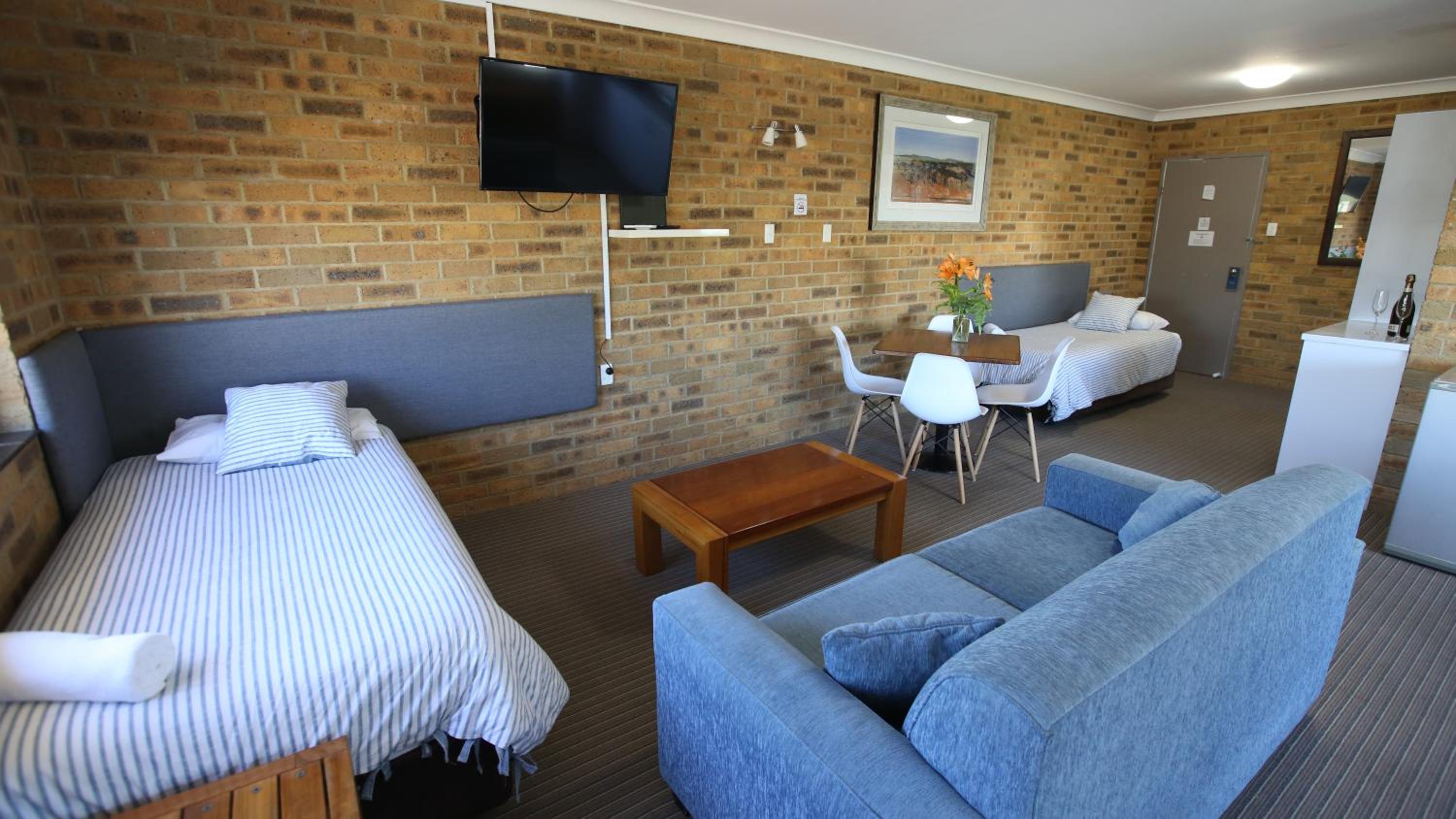 Hawks Nest Motel