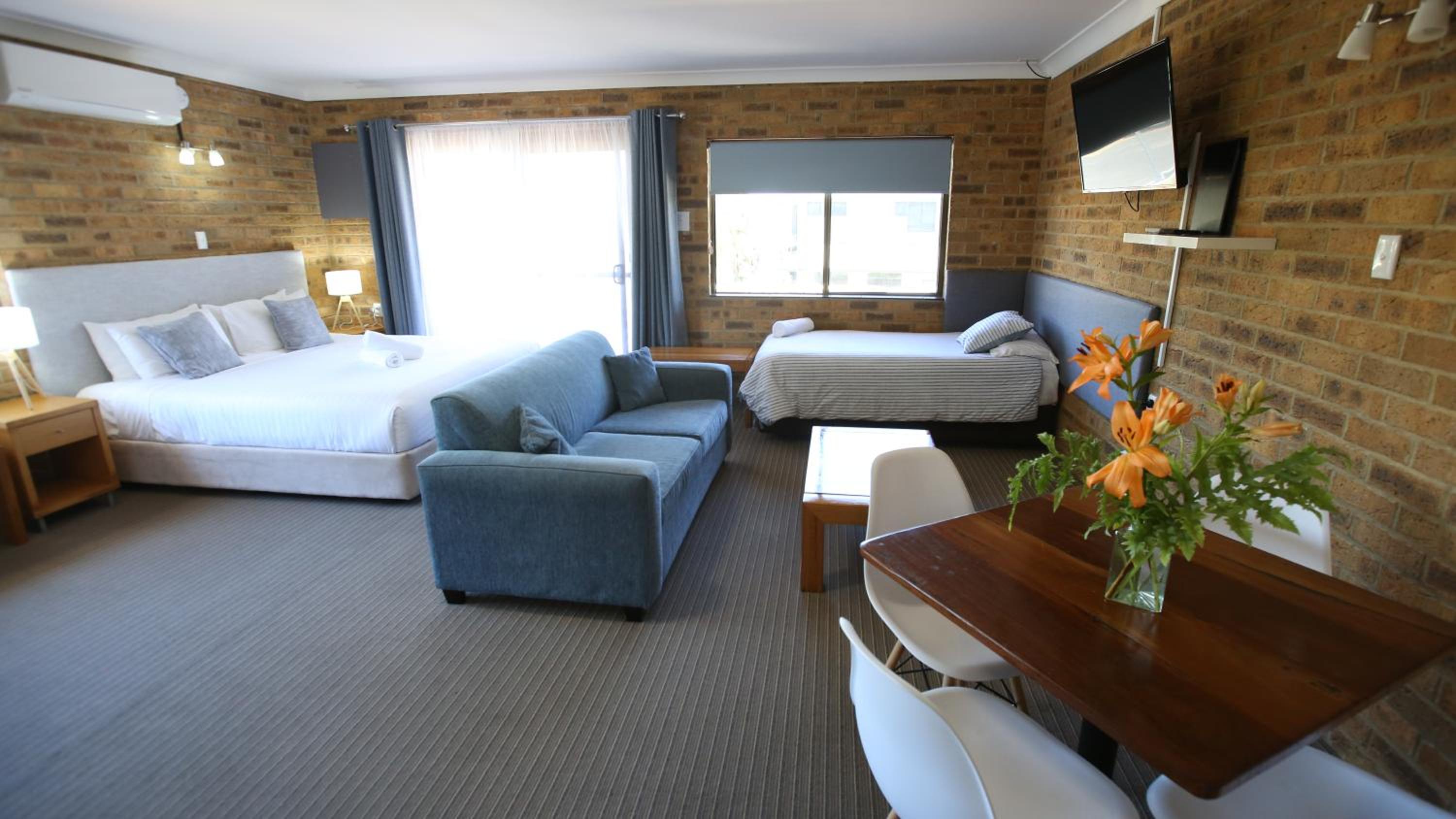 Hawks Nest Motel