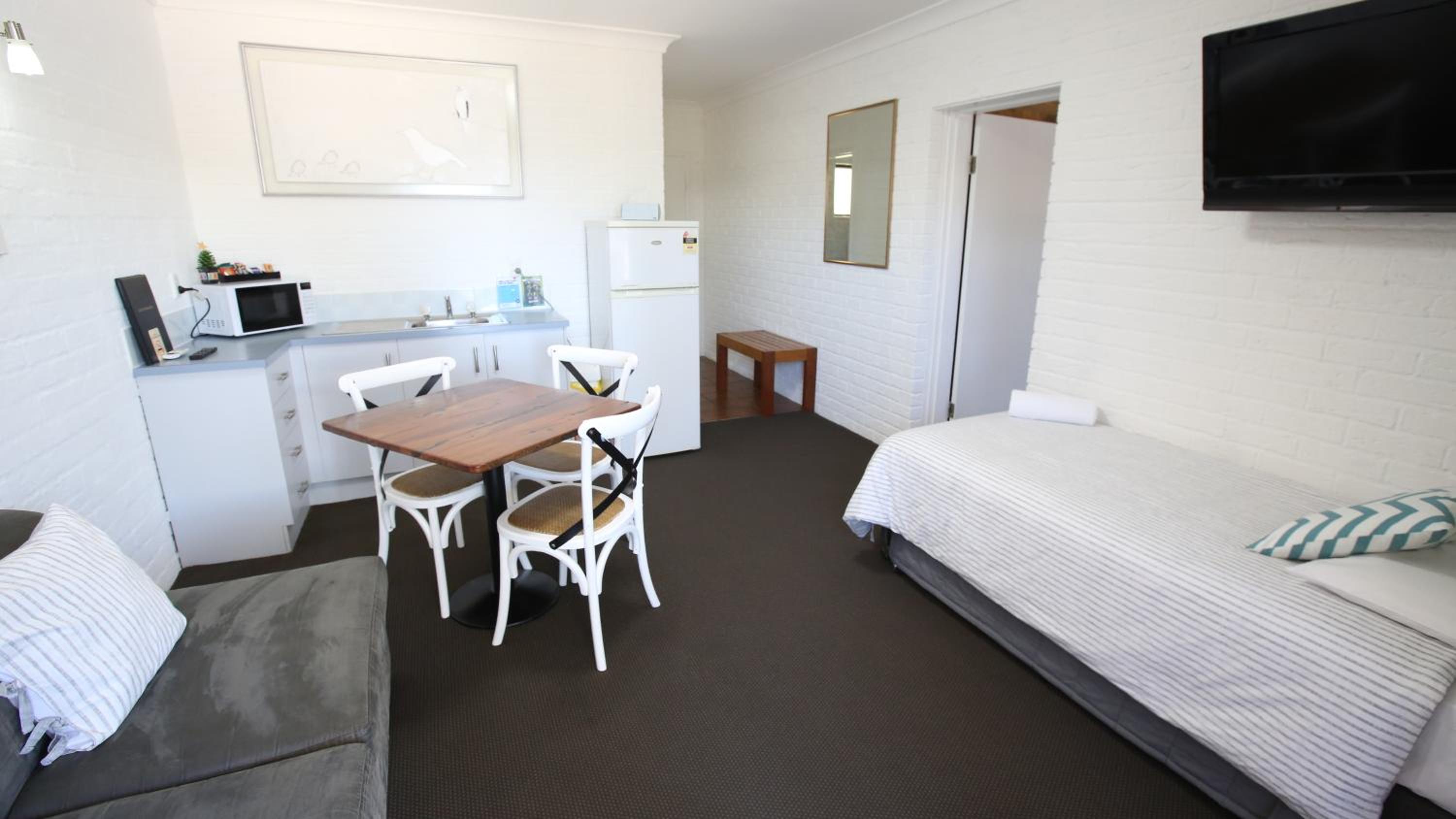 Hawks Nest Motel