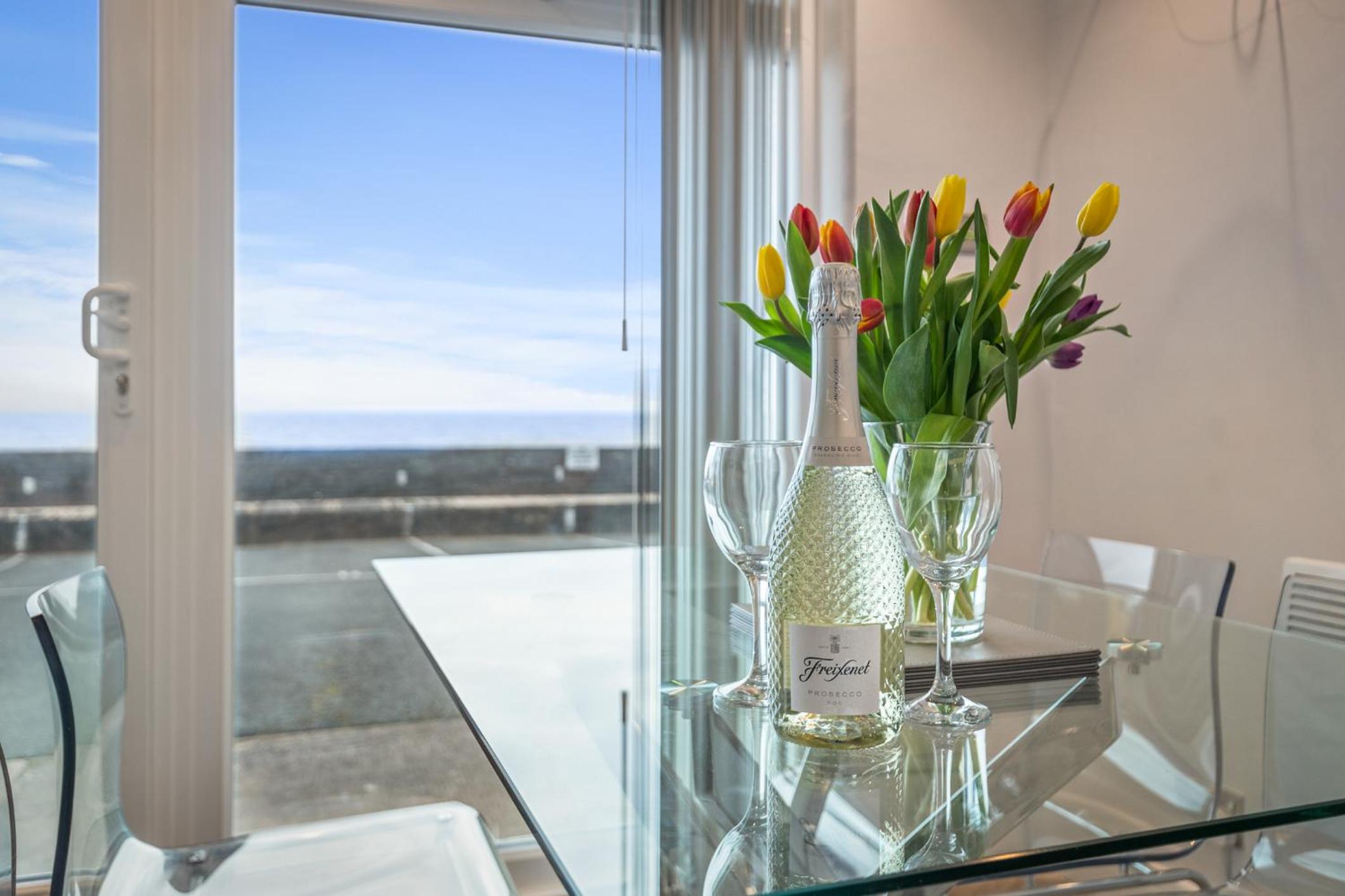 Pleasant View - Direct Beach Access, Sea Views and Parking