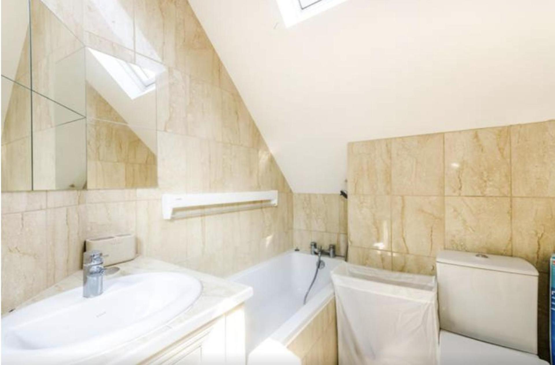 2-Bed Loft Apartment for 5ppl with private parking view 3