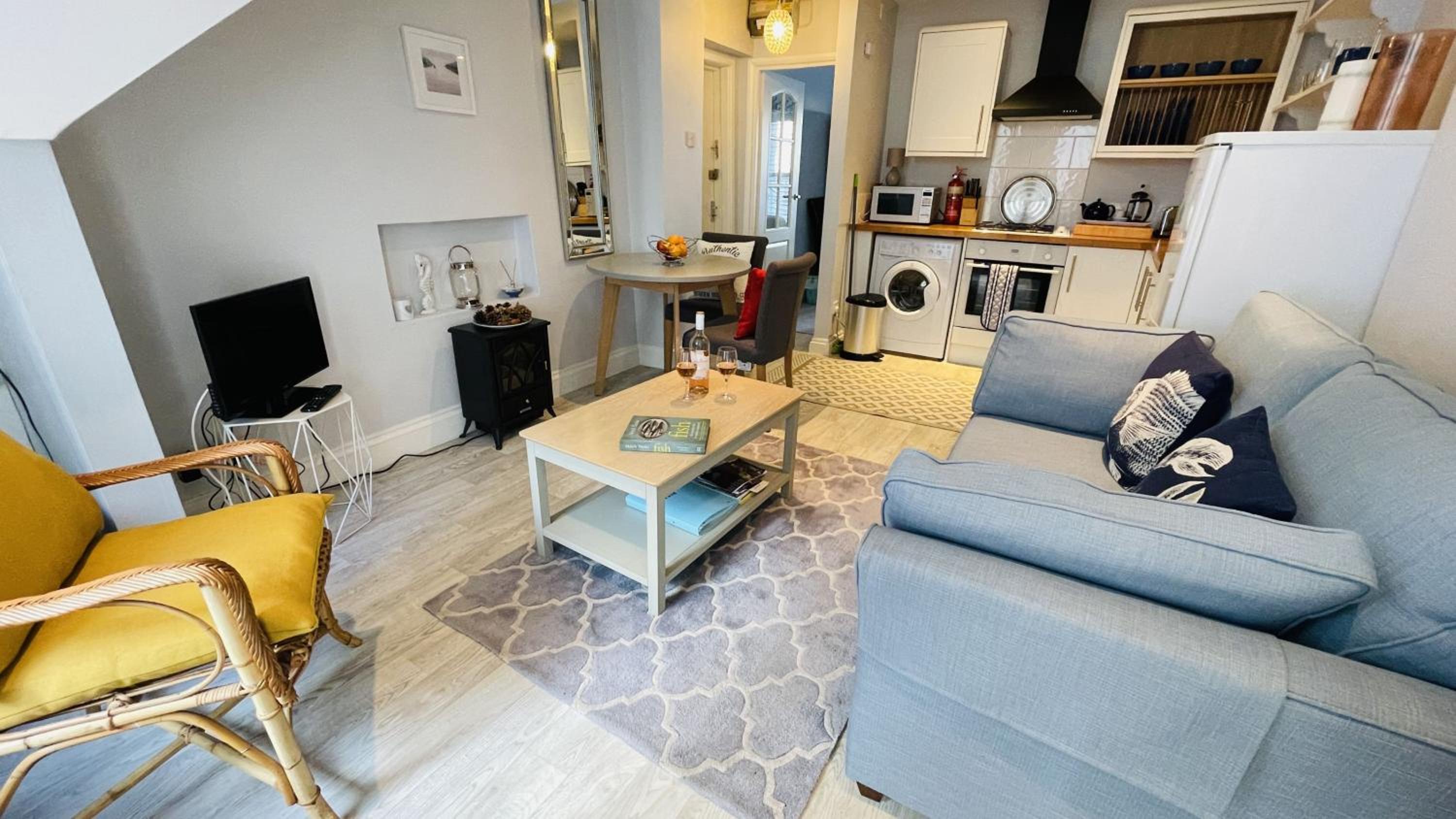 JC's Cabin - Bijou and charming with parking onsite