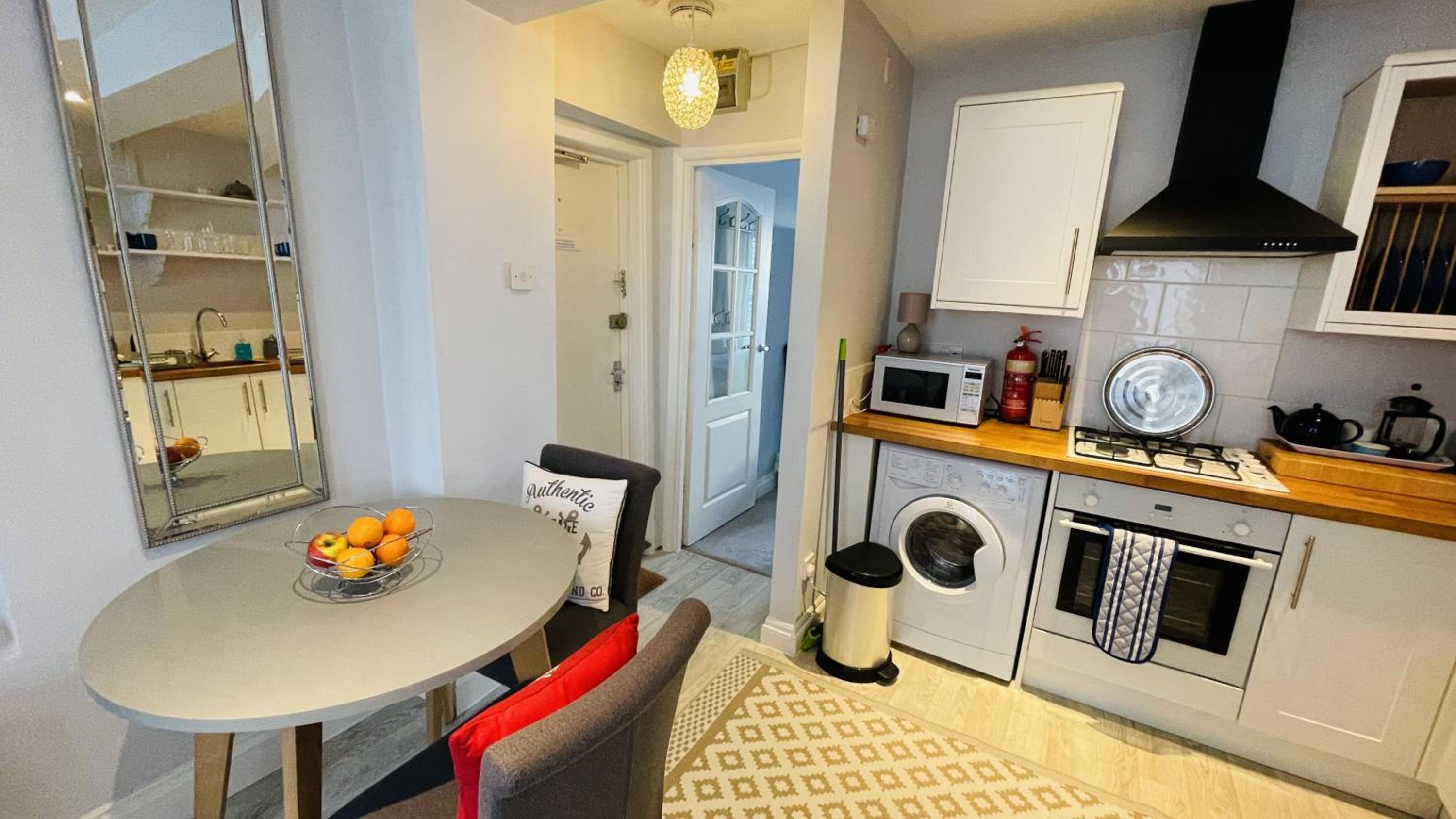 JC's Cabin - Bijou and charming with parking onsite