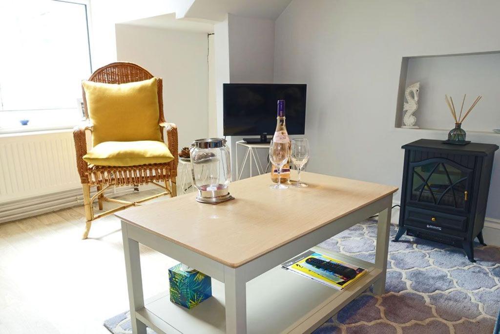 JC's Cabin - Bijou and charming with parking onsite