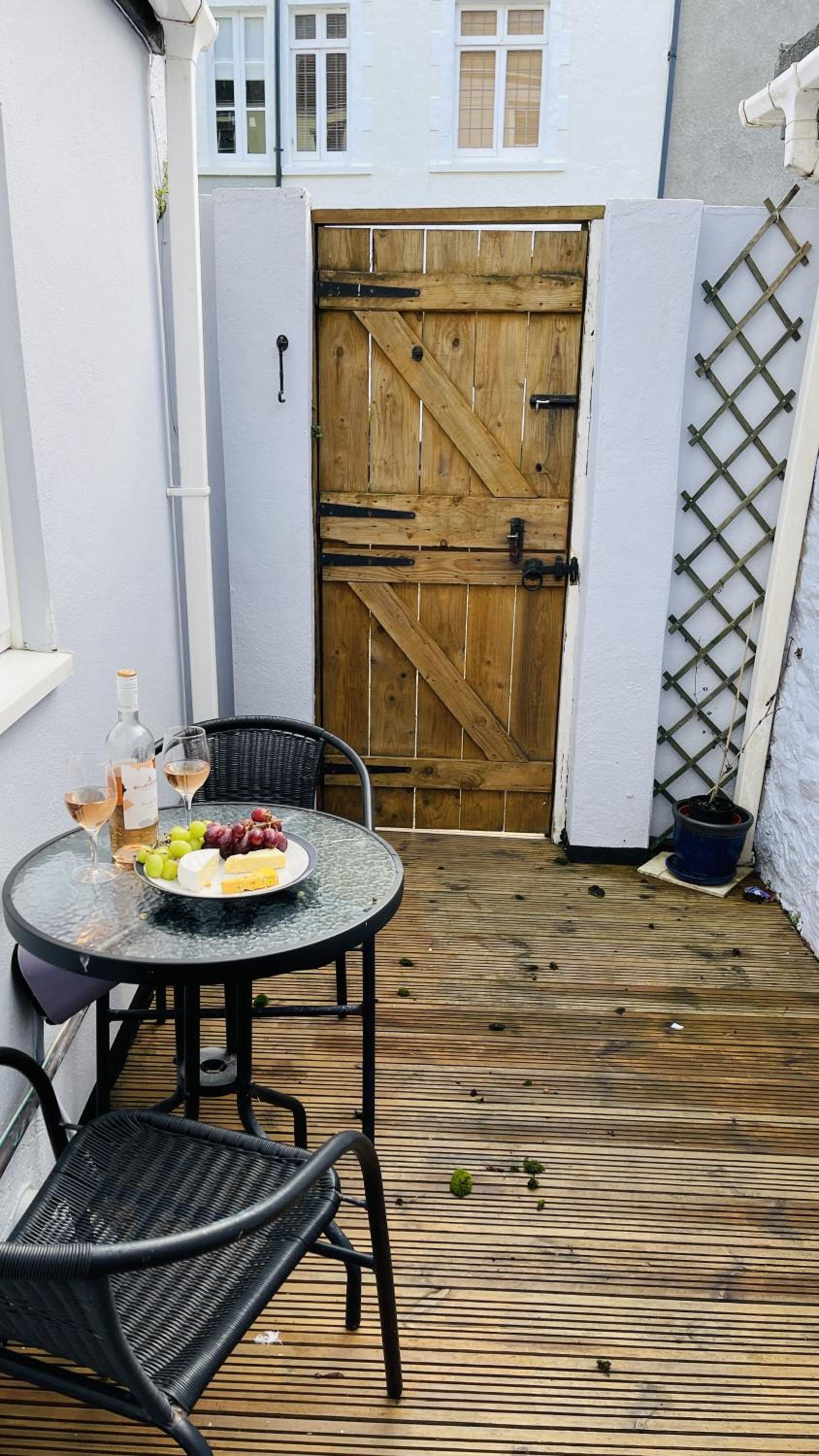 JC's Cabin - Bijou and charming with parking onsite