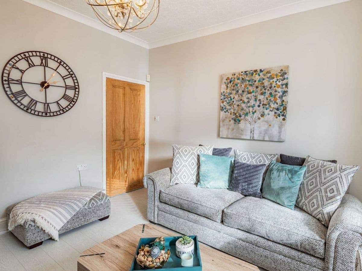 Cathedral Quarter House with free Secure Driveway Parking for 2 Cars