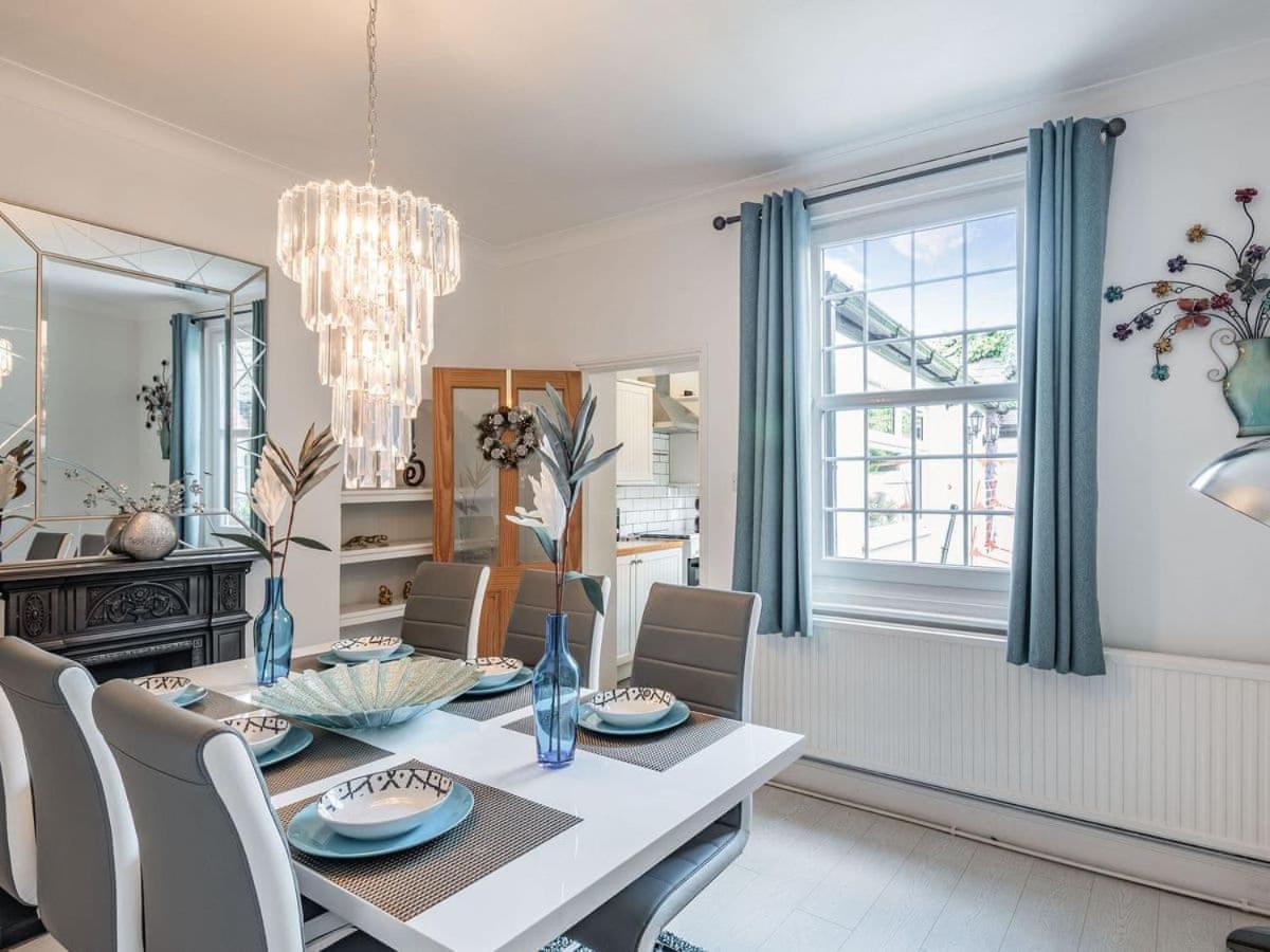Cathedral Quarter House with free Secure Driveway Parking for 2 Cars
