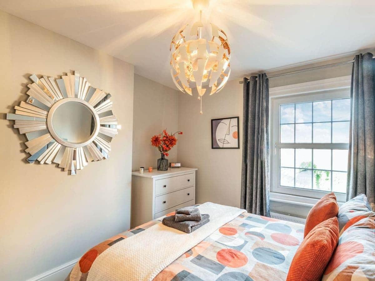 Cathedral Quarter House with free Secure Driveway Parking for 2 Cars