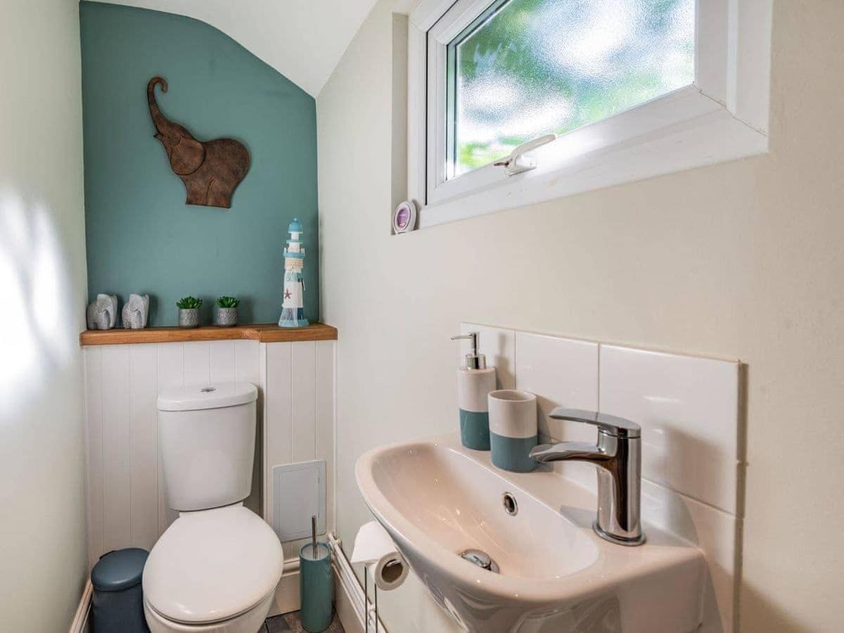 Cathedral Quarter House with free Secure Driveway Parking for 2 Cars