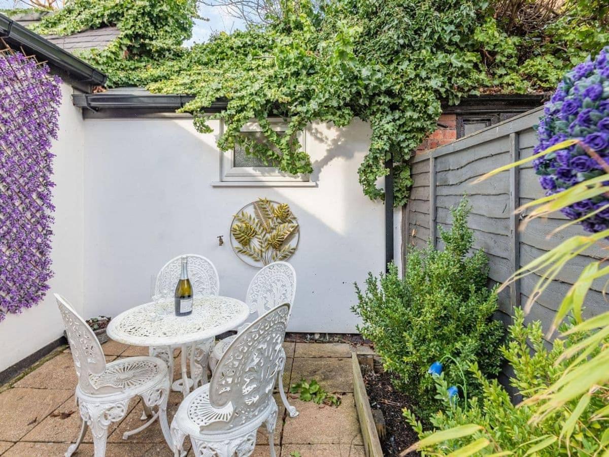 Cathedral Quarter House with free Secure Driveway Parking for 2 Cars