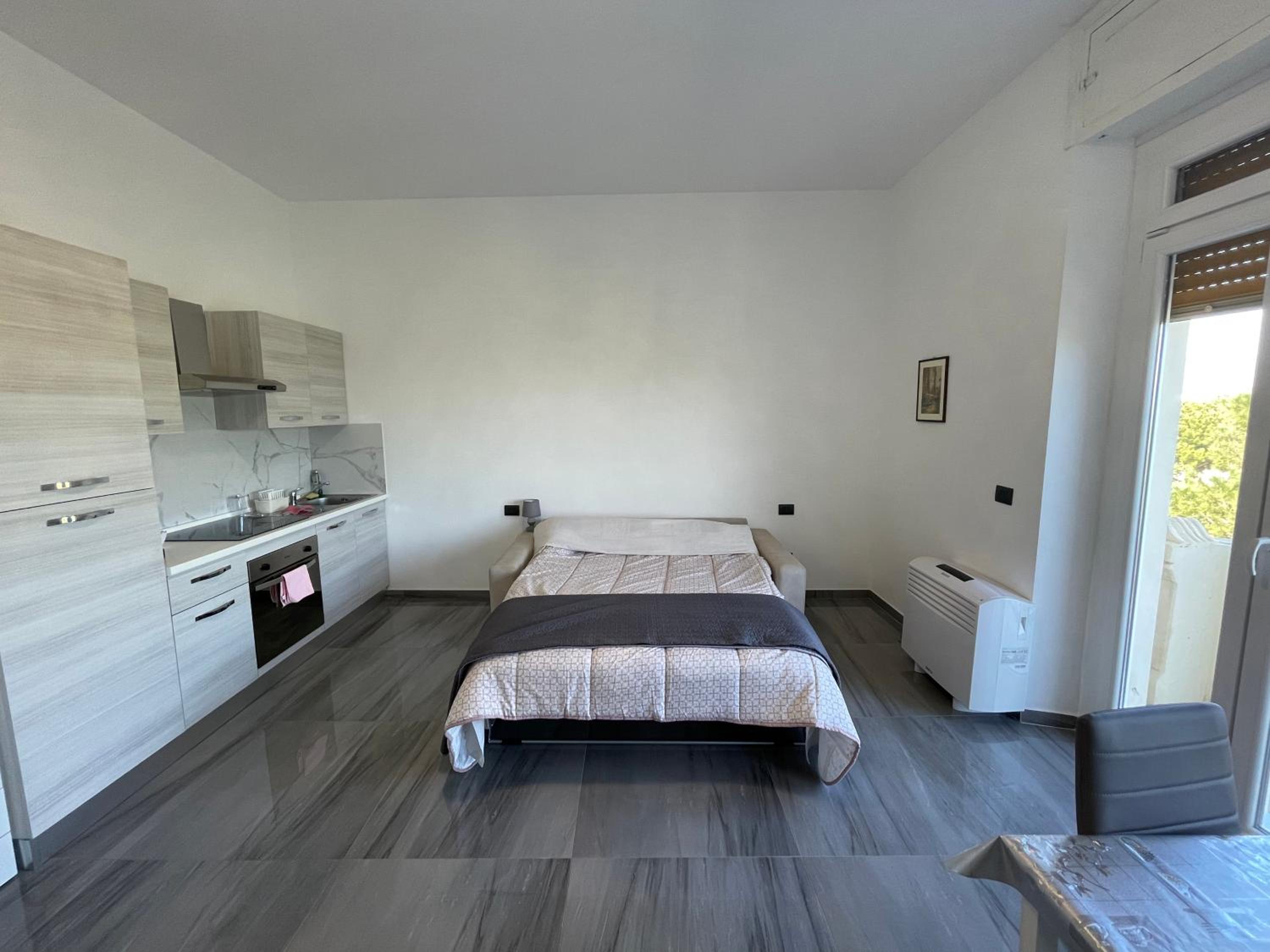 Summer en Vado Ligure — hotel room