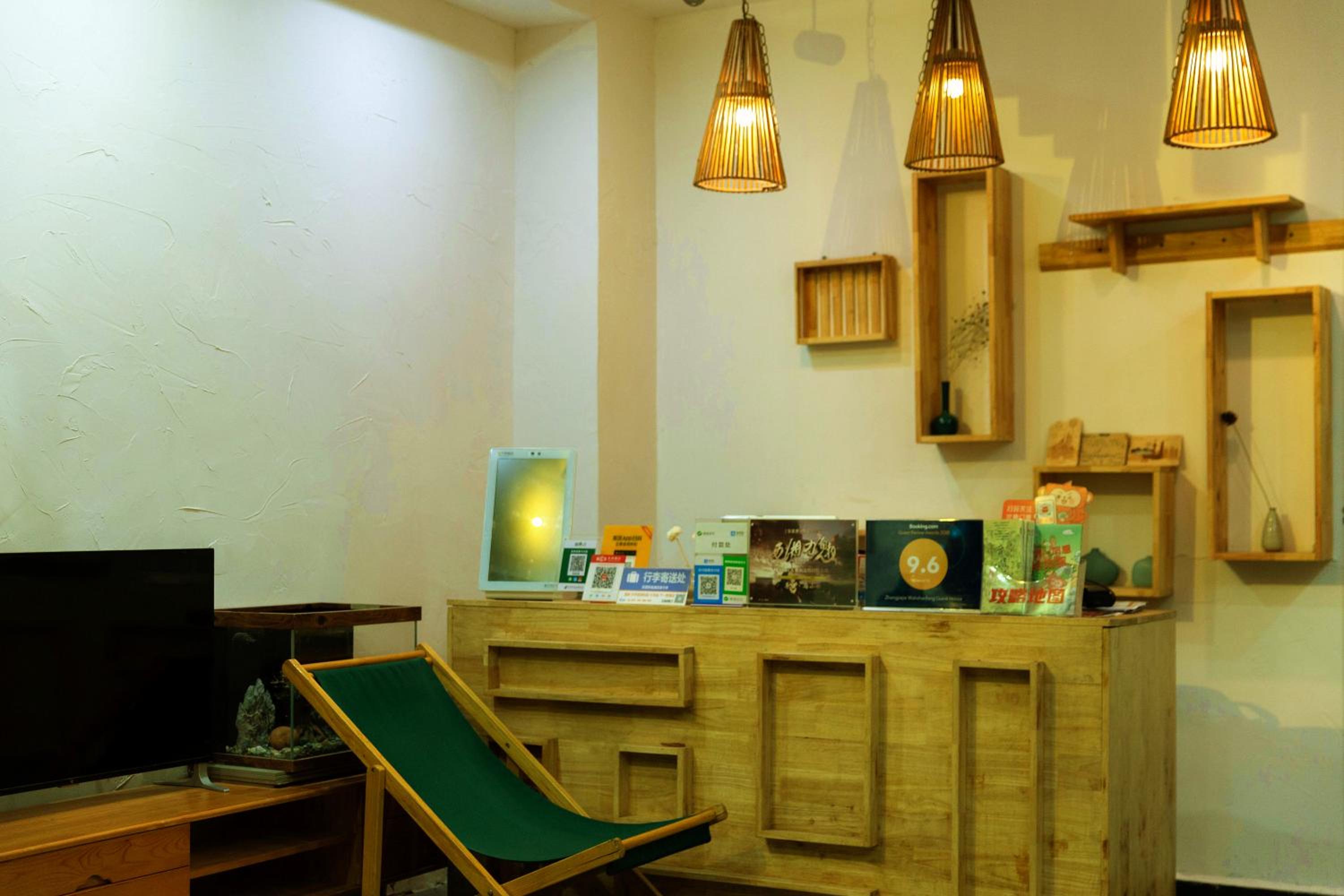 Wally House Hostel - walk 5 minutes to east gate of National Forest Park-ticket book services-free laundry facilities-free capsule coffee-Tour route introd