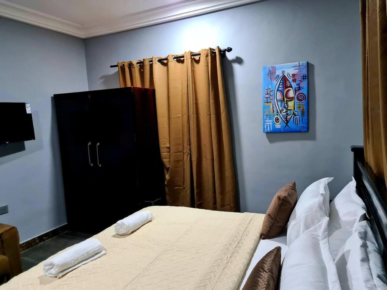 Cozy Quiet & Fantastic- Close to Highway - Parking view 4